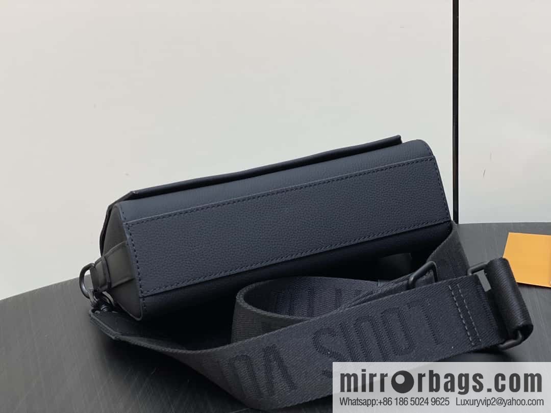[Premium‑quality] M24769 black full leather men's bag messenger bag series Takeoff small Aer messenger bag M25125 M24769