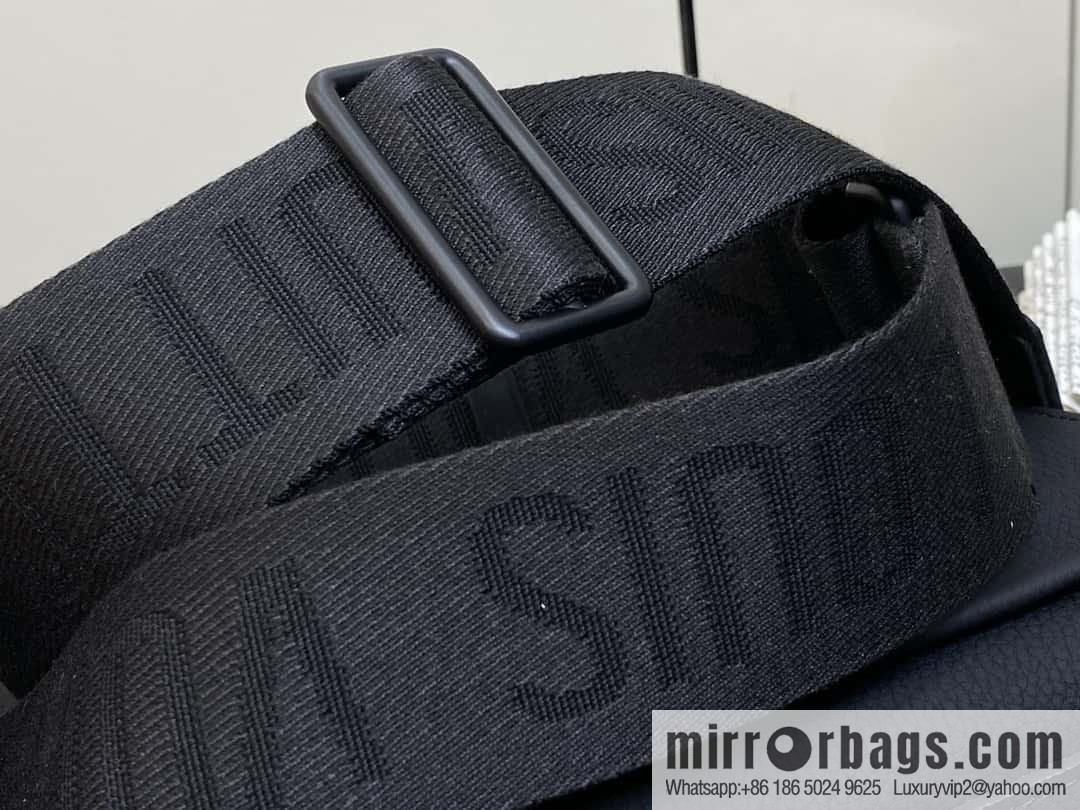 [Premium‑quality] M24769 black full leather men's bag messenger bag series Takeoff small Aer messenger bag M25125 M24769