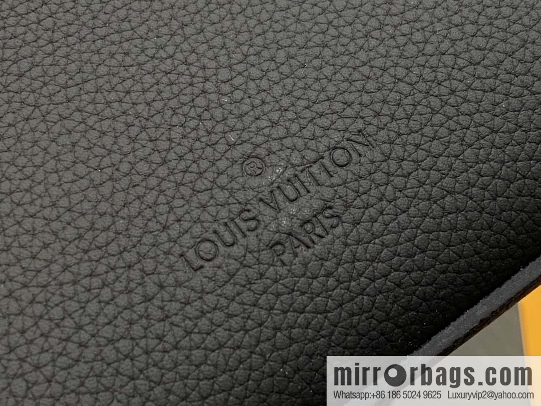 [Premium‑quality] M24769 black full leather men's bag messenger bag series Takeoff small Aer messenger bag M25125 M24769