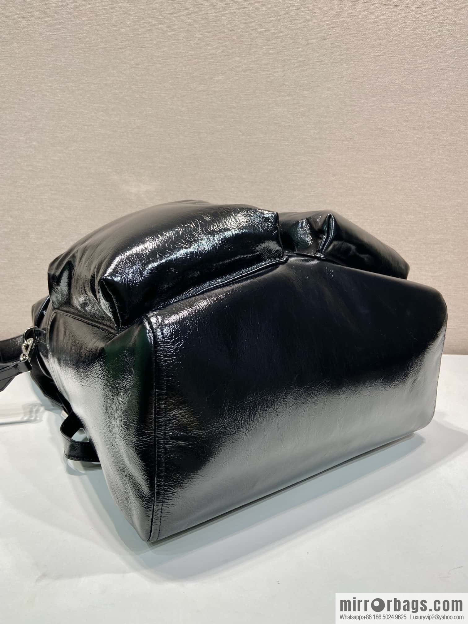 PRADA 🎉 new catwalk model 🎉 2VZ108 oil wax leather