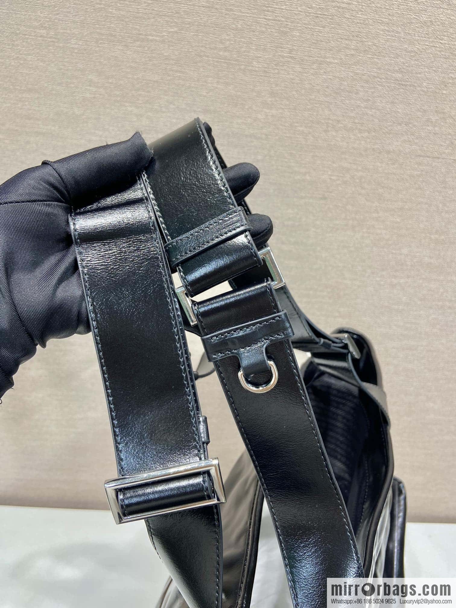 PRADA 🎉 new tote bag 🎉 2VG120 oil wax leather