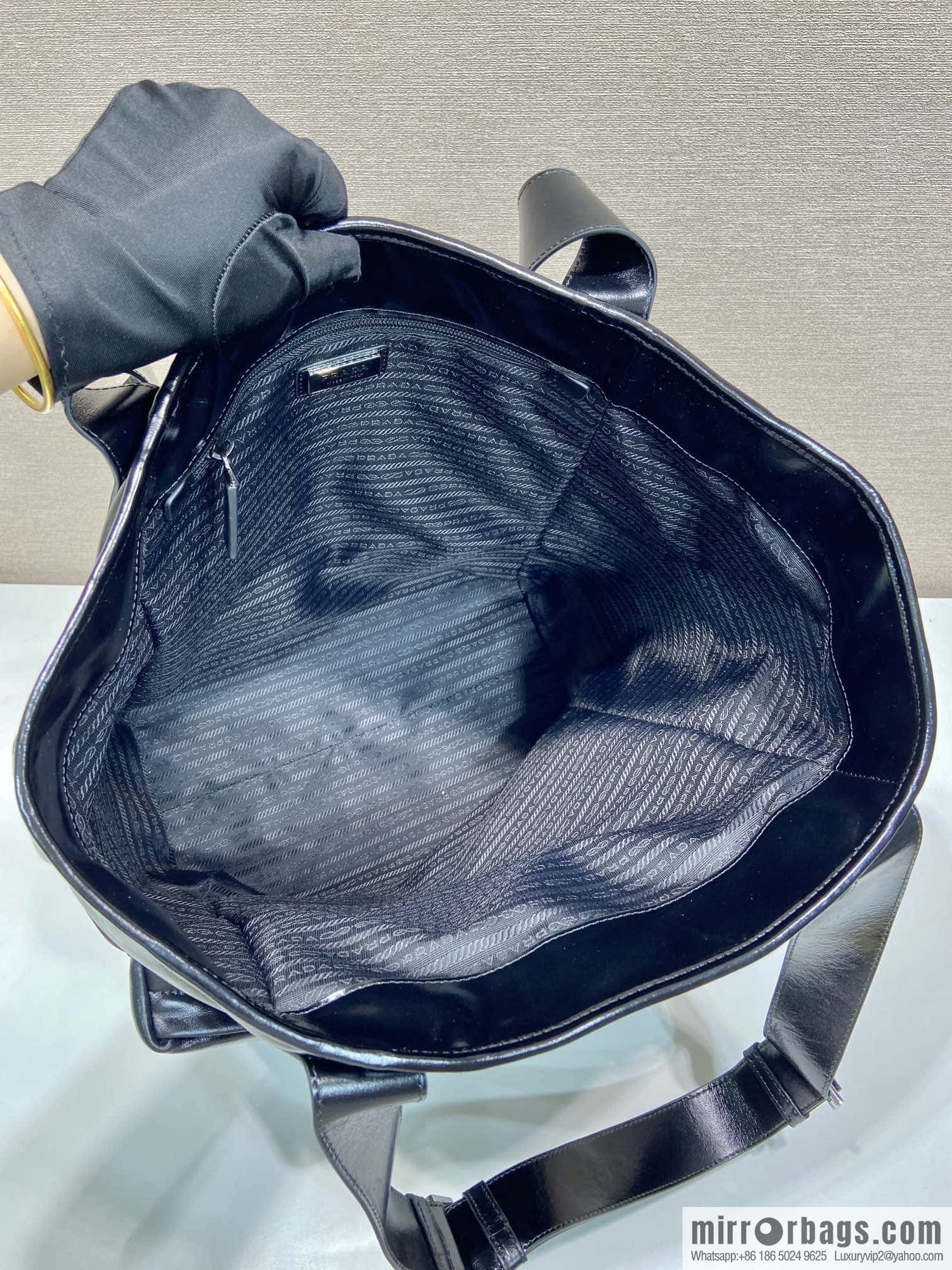PRADA 🎉 new tote bag 🎉 2VG120 oil wax leather
