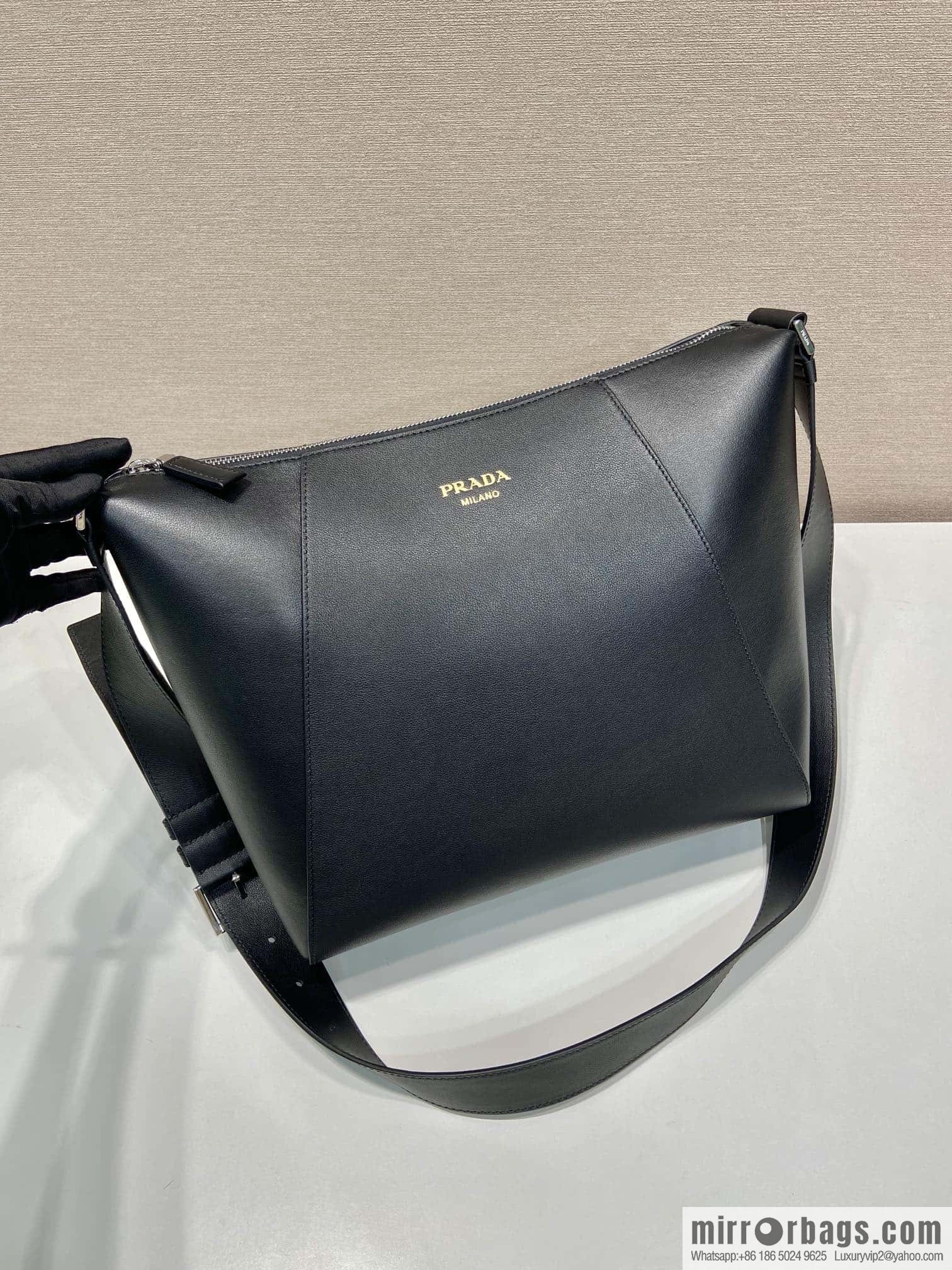 PRADA 🎉 new messenger bag 🎉 2VH177