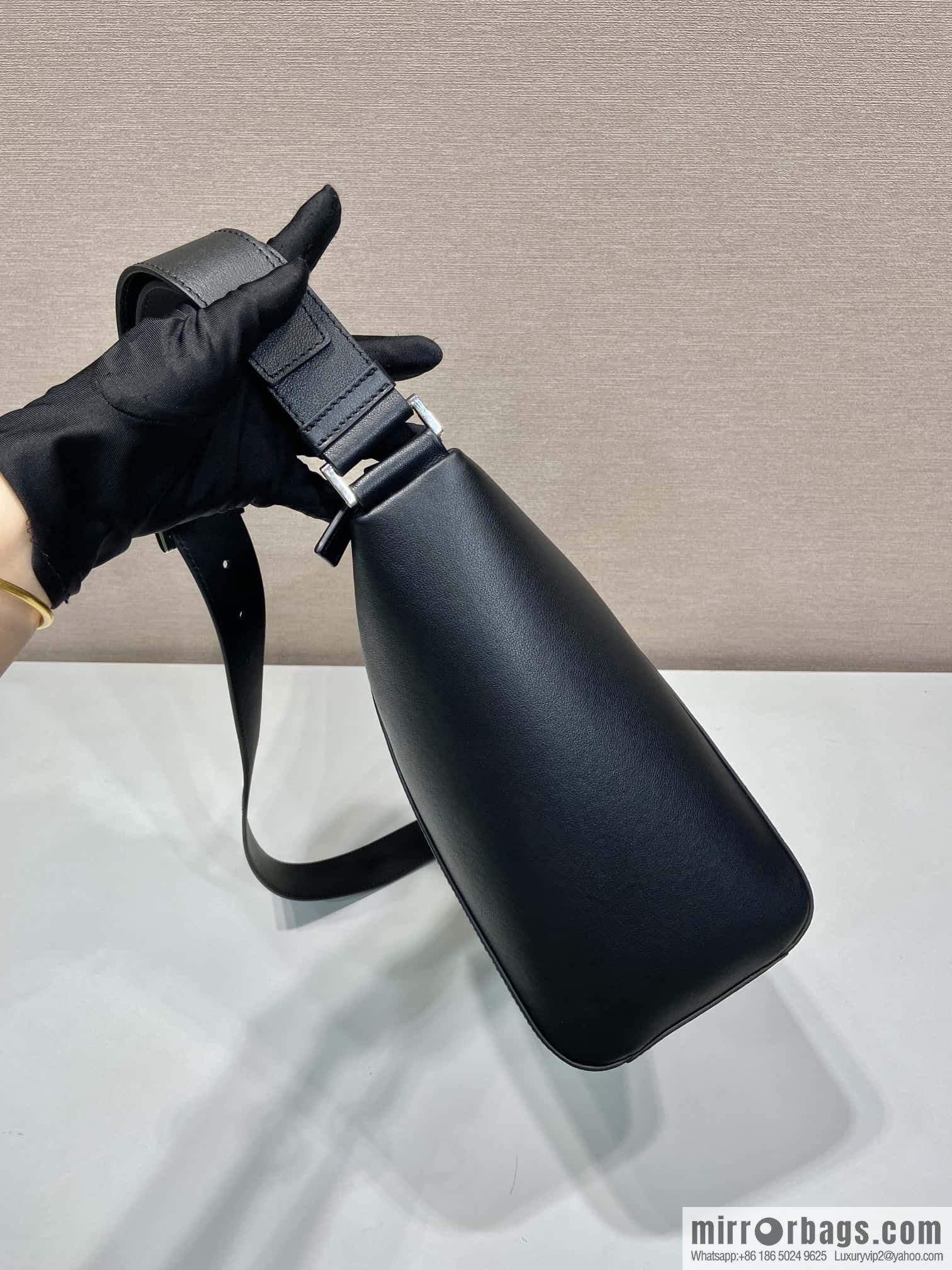PRADA 🎉 new messenger bag 🎉 2VH177