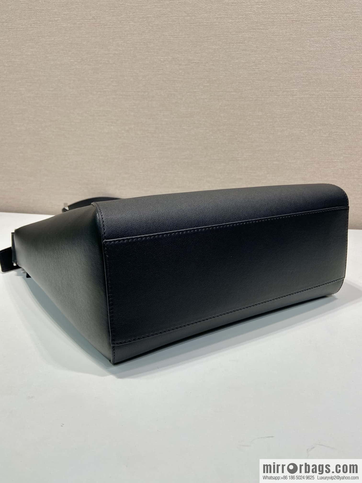 PRADA 🎉 new messenger bag 🎉 2VH177