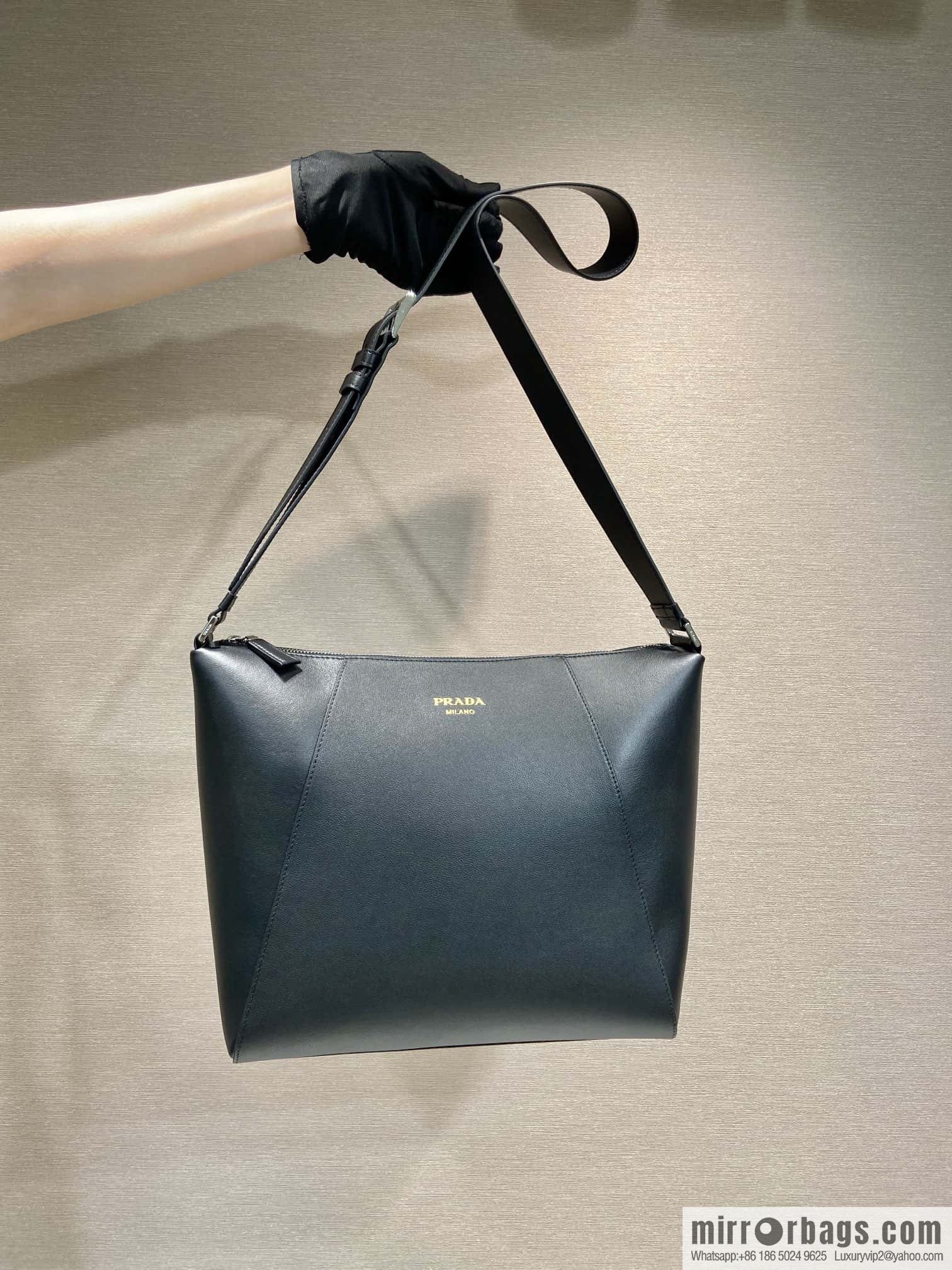 PRADA 🎉 new messenger bag 🎉 2VH177