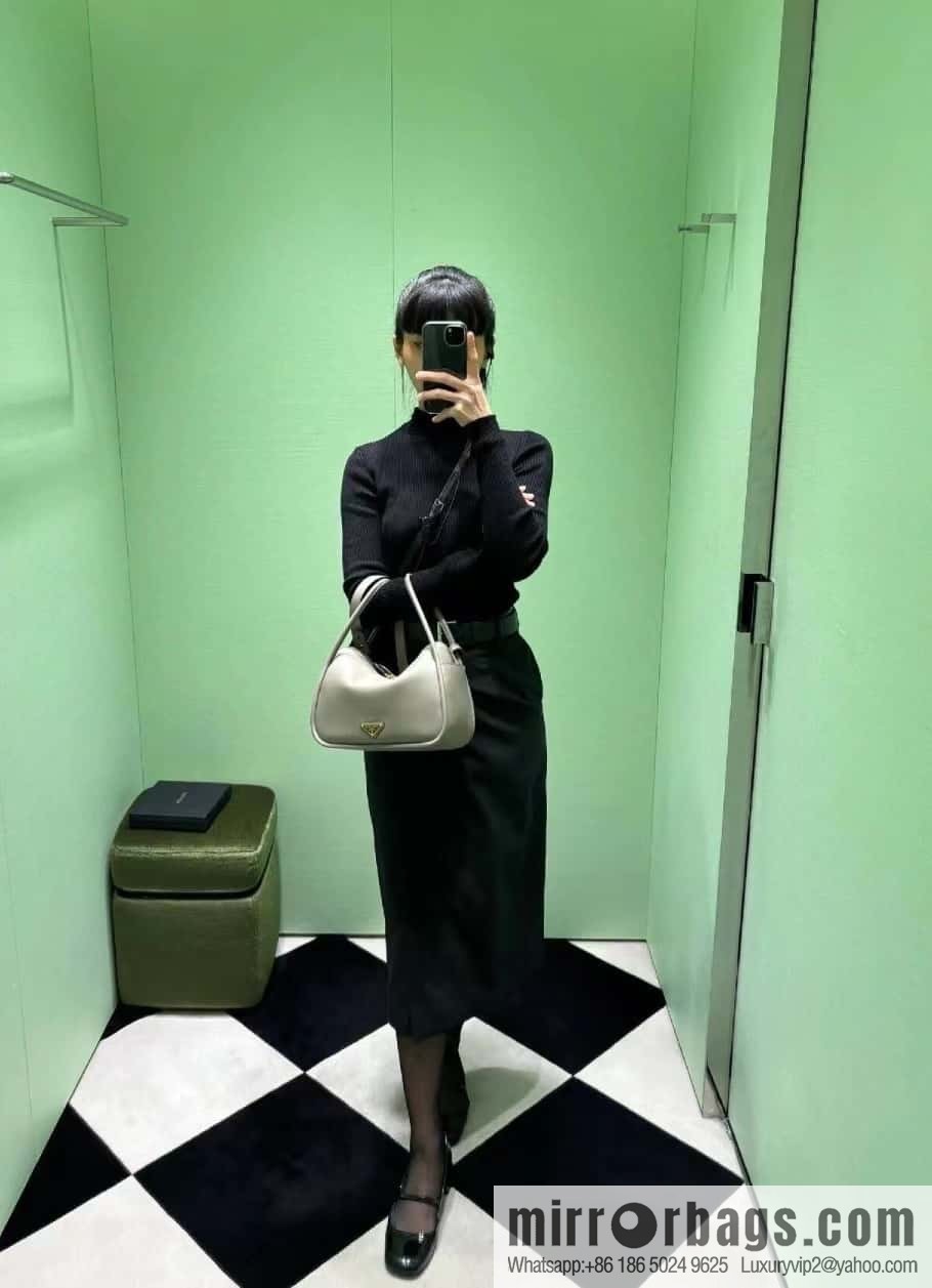 PRADA 🎉 new 🎉 1BA451 new color