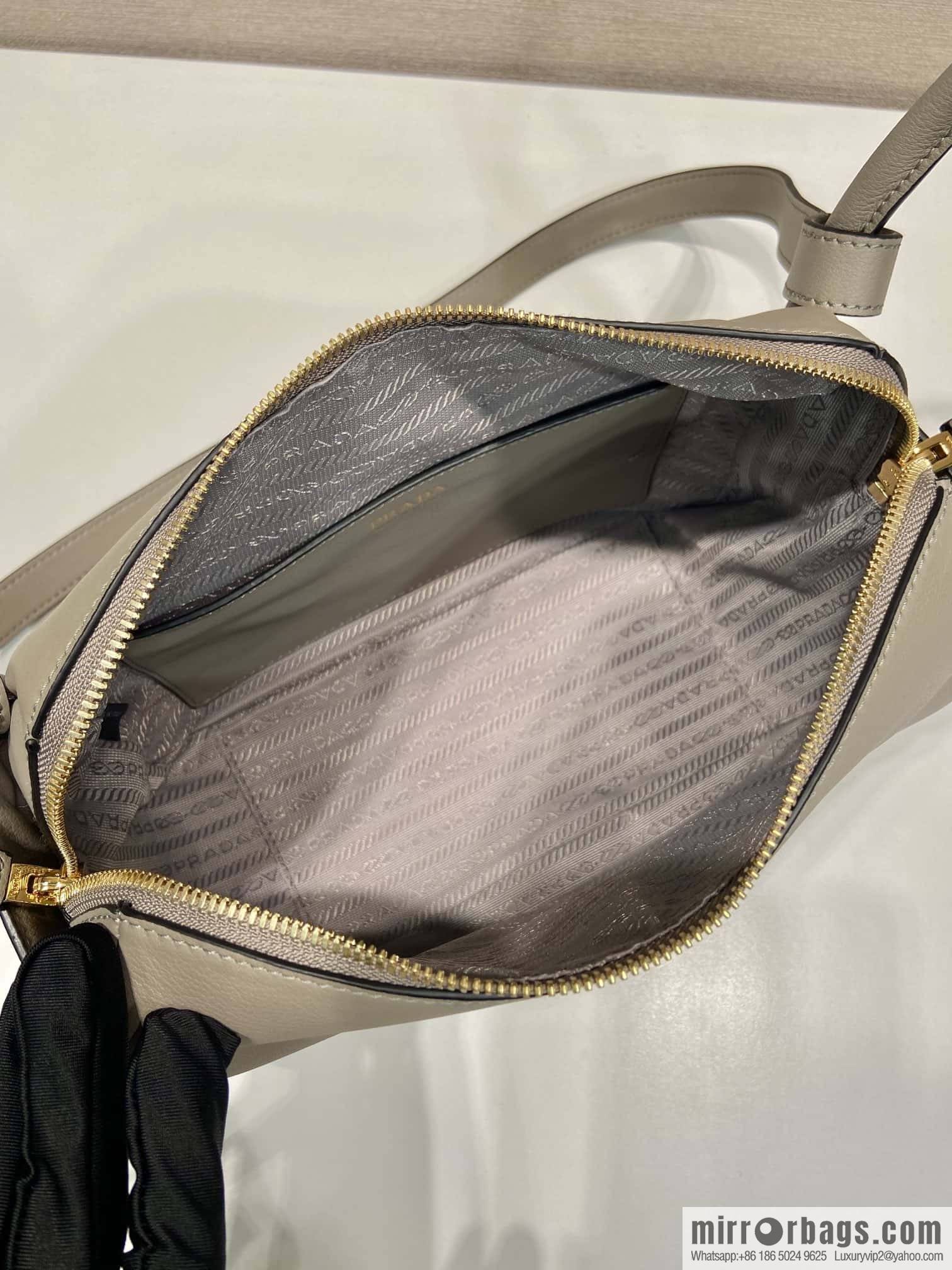 PRADA 🎉 new 🎉 1BA451 new color