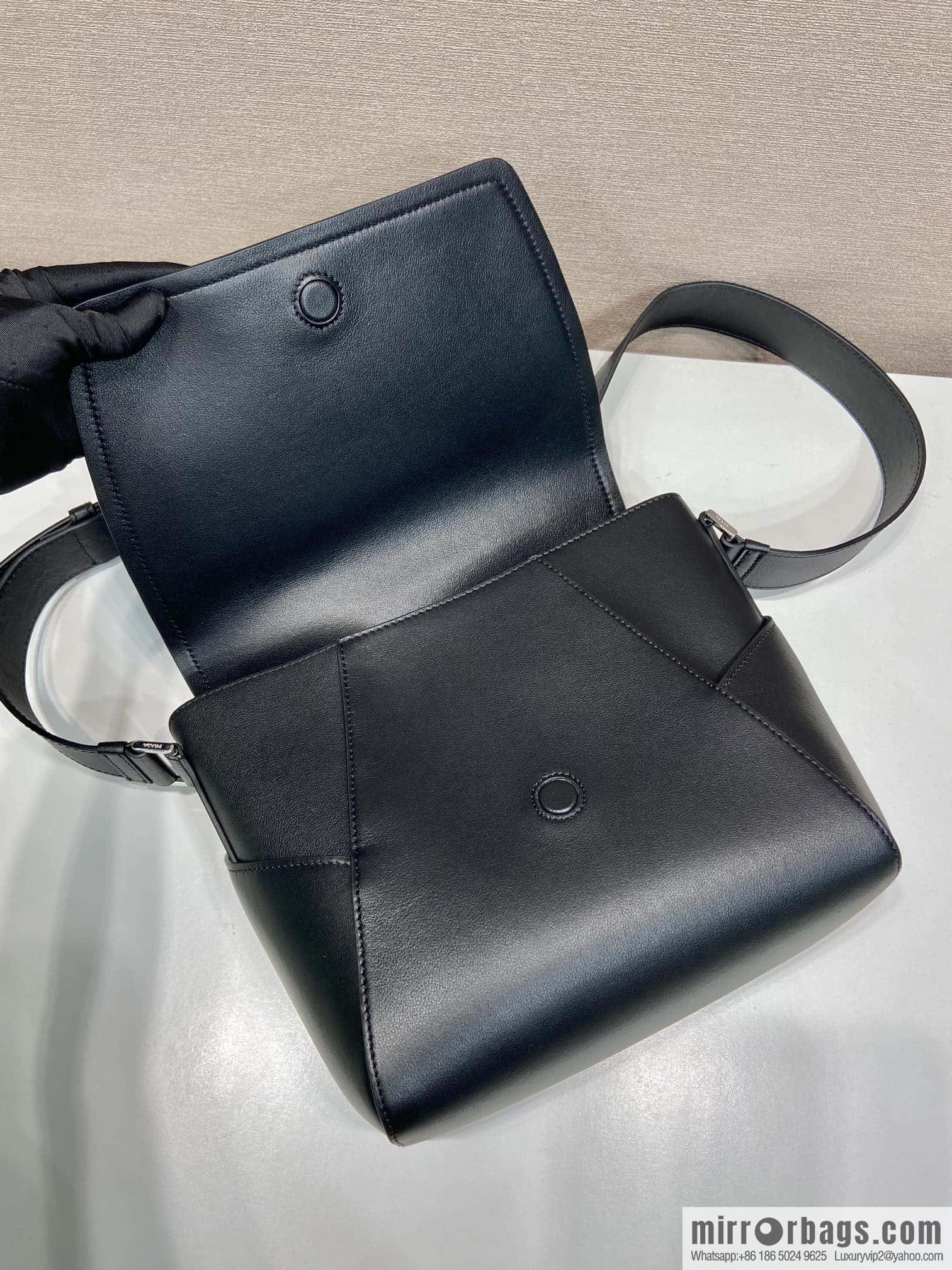 PRADA 🎉 new mailman bag 🎉🎉 2VD069 black
