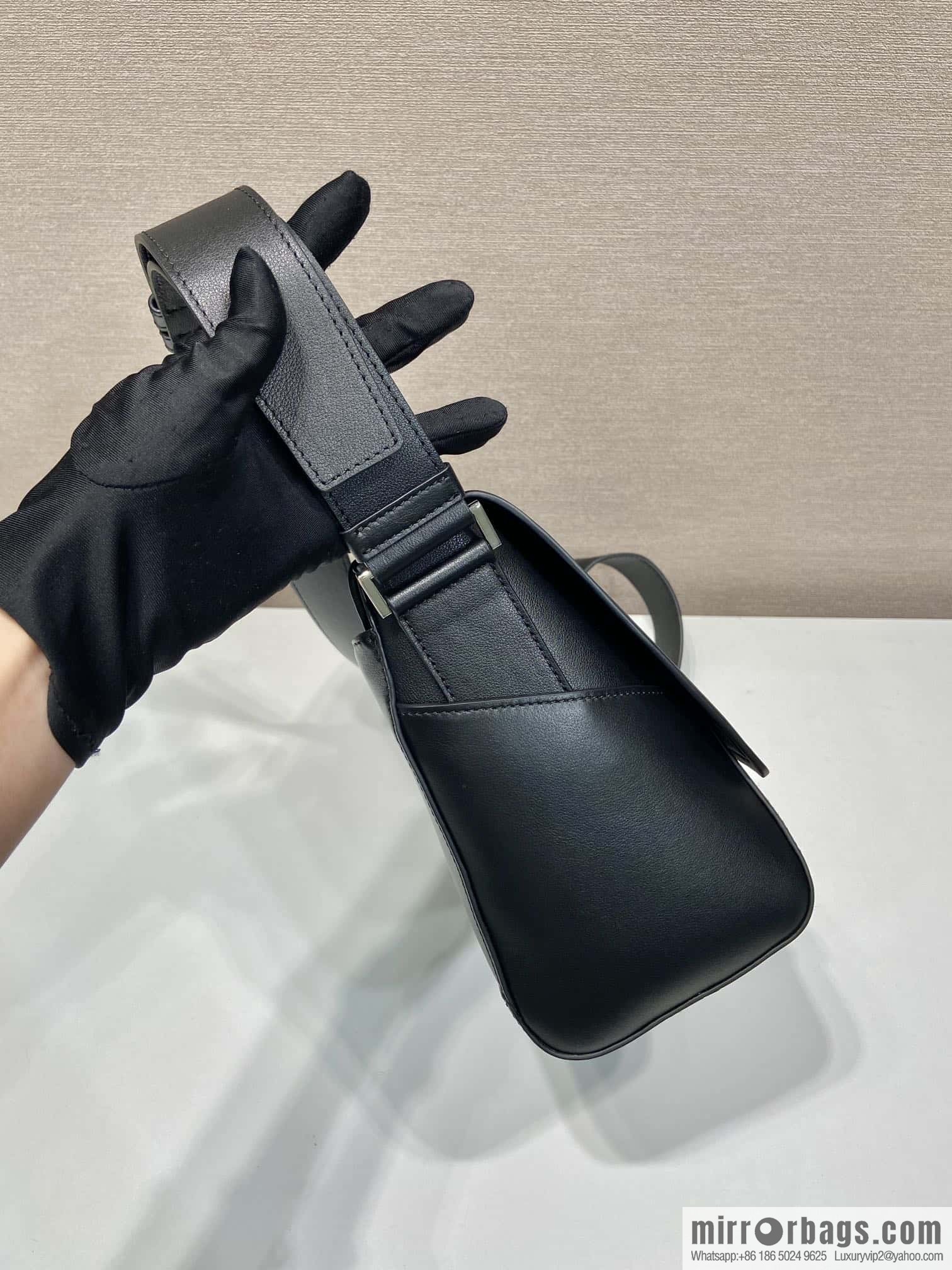 PRADA 🎉 new mailman bag 🎉🎉 2VD069 black
