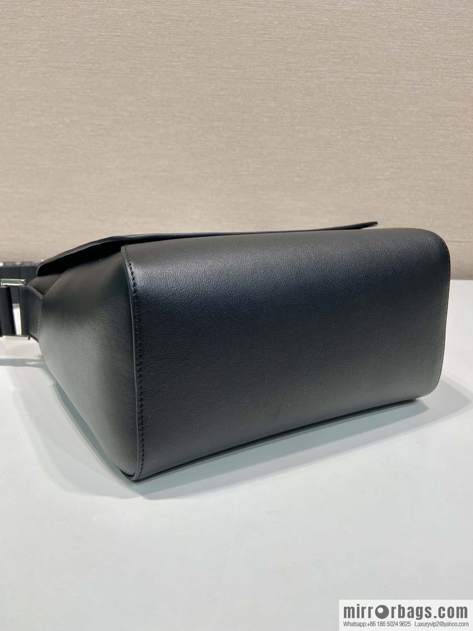 PRADA 🎉 new mailman bag 🎉🎉 2VD069 black