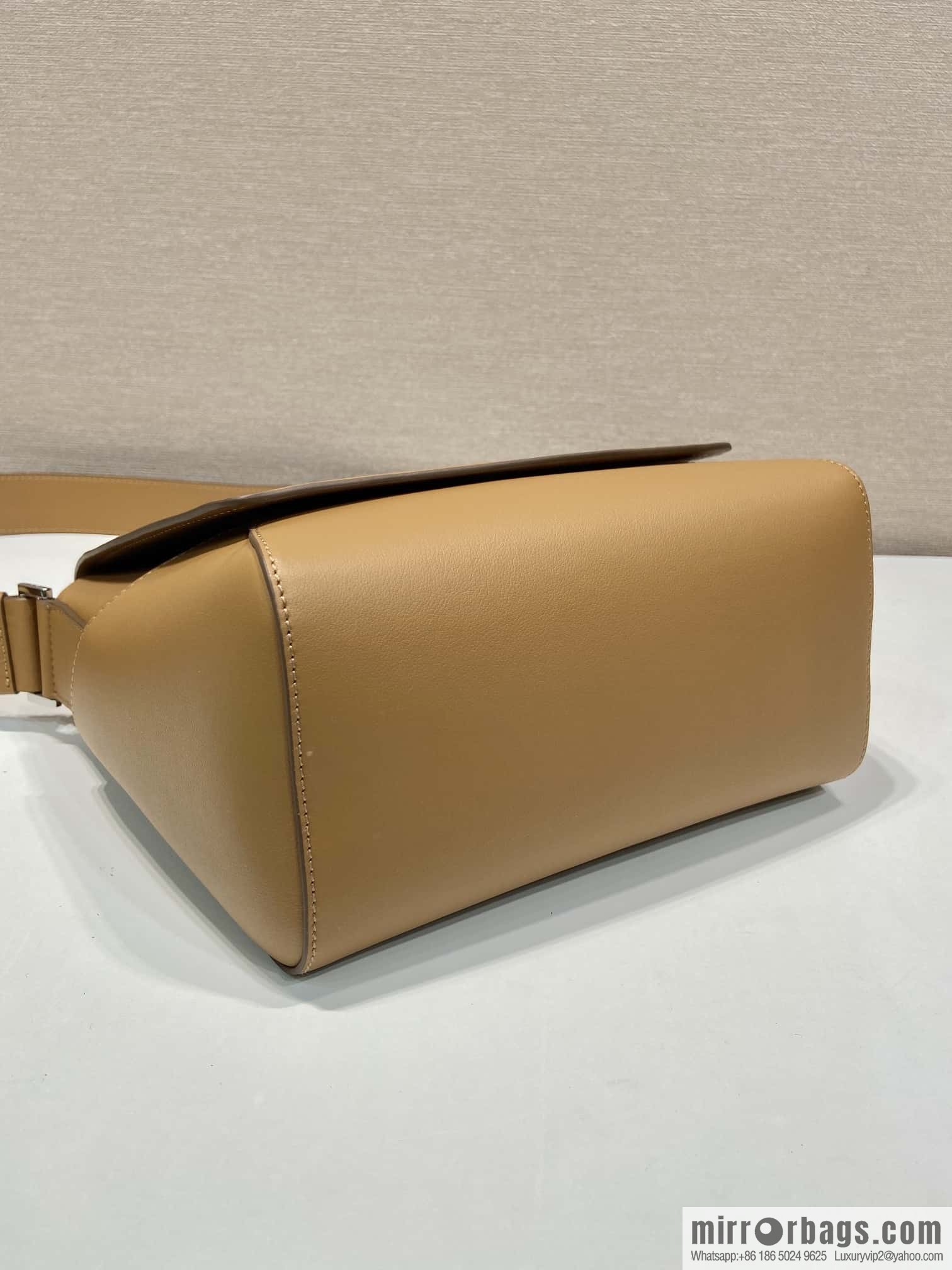 PRADA 🎉 new mailman bag 🎉🎉 2VD069 brown