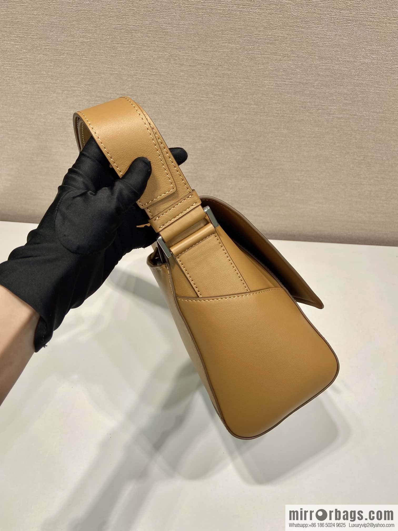 PRADA 🎉 new mailman bag 🎉🎉 2VD069 brown