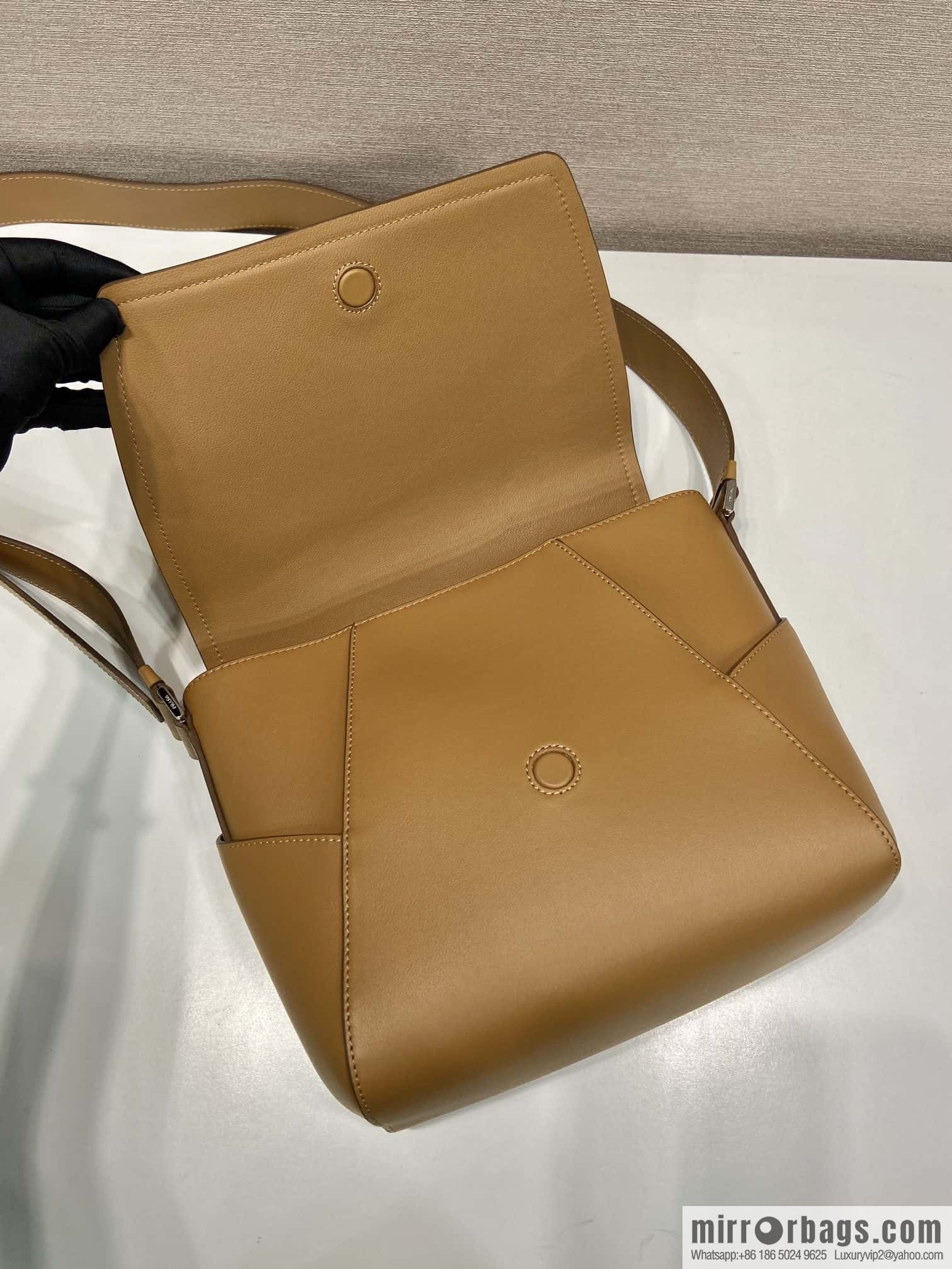 PRADA 🎉 new mailman bag 🎉🎉 2VD069 brown