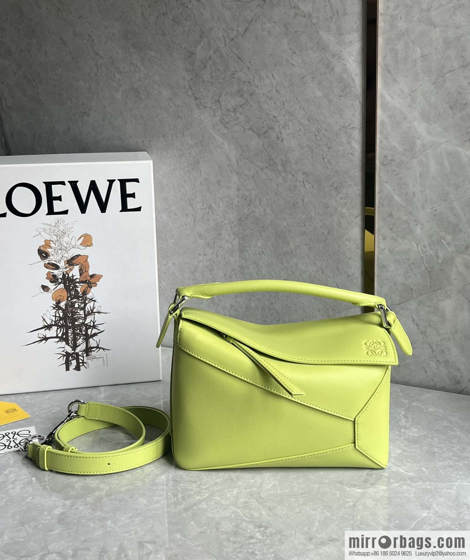 LOEWE puzzle new geometric pack 0681 neon green 24CM