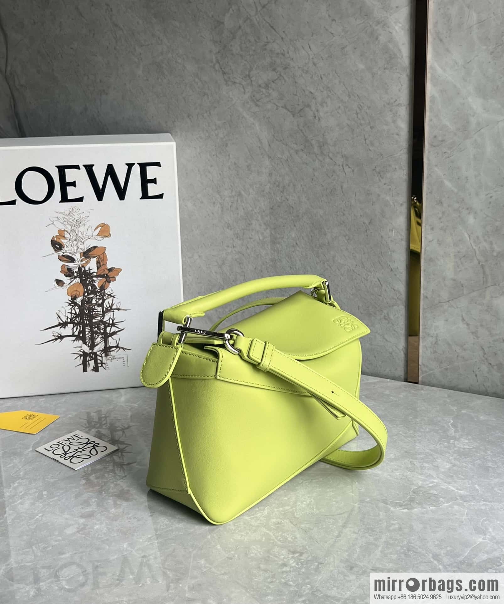 LOEWE puzzle new geometric pack 0681 neon green 24CM
