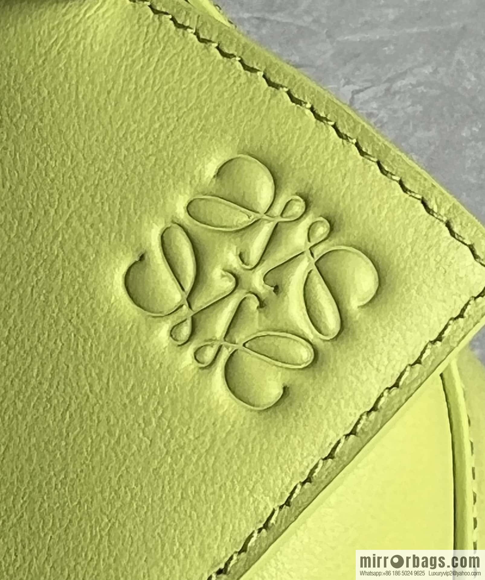 LOEWE puzzle new geometric pack 0681 neon green 24CM