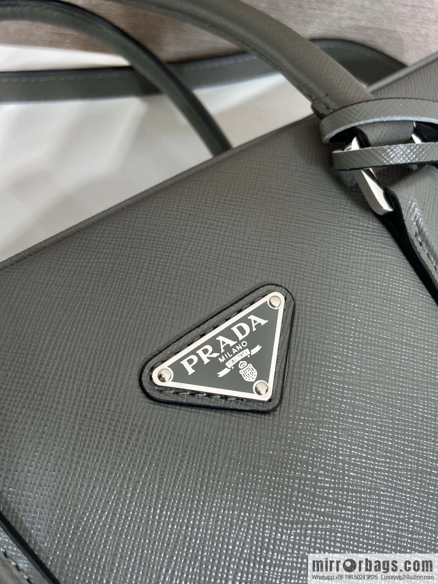 PRADA 🎉 classic new color 🎉 2VE0368