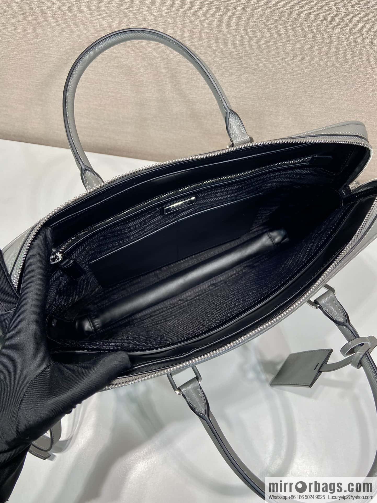 PRADA 🎉 classic new color 🎉 2VE0368