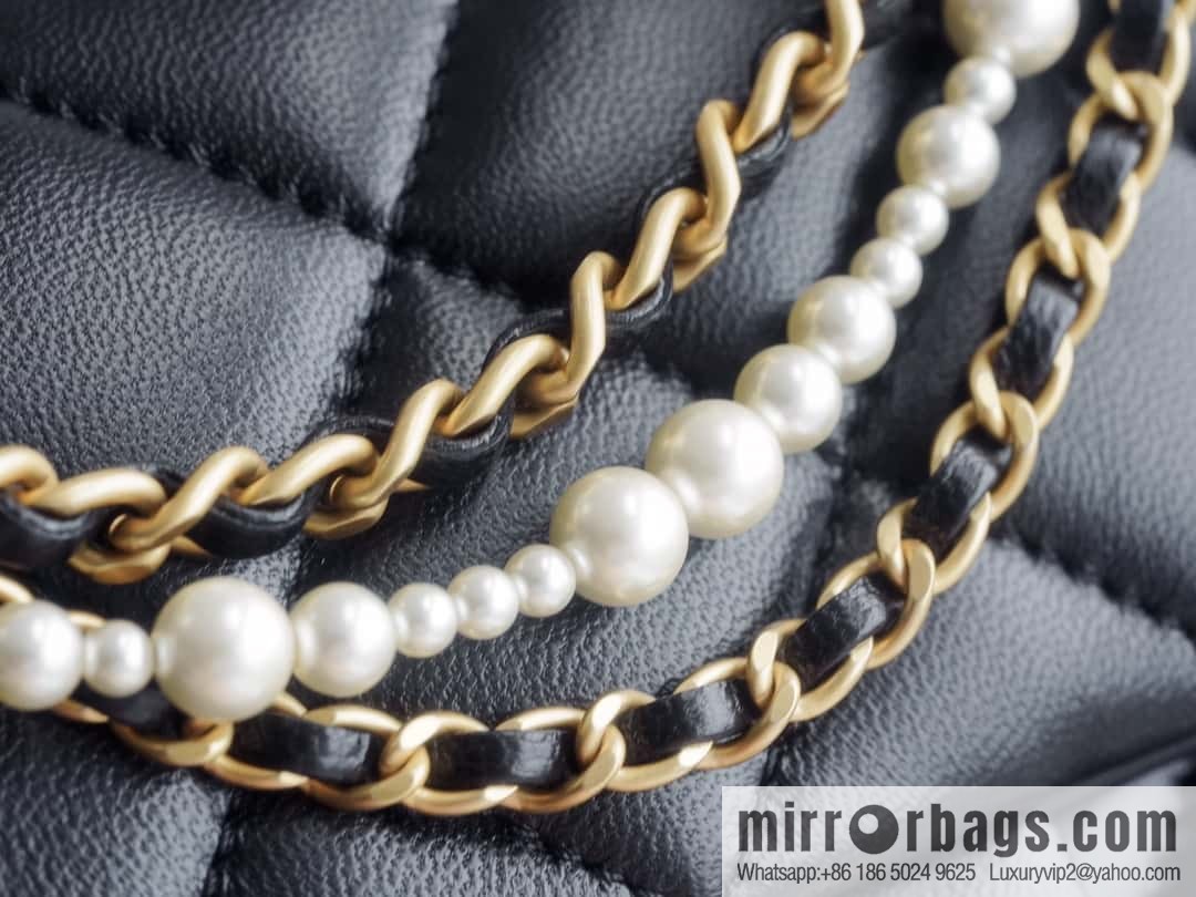 Chanel pearl chain, fat square large black AS4384