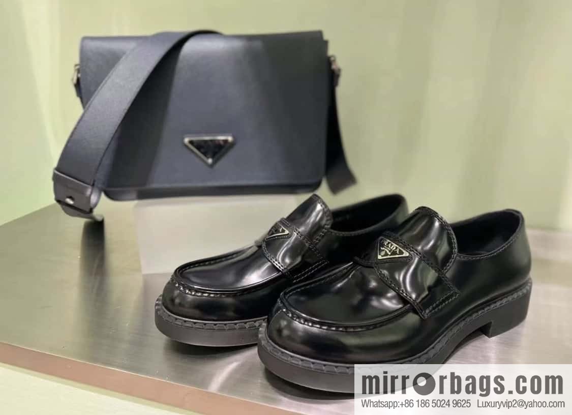 PRADA 🎉 new mailman bag 🎉 2VD049 large new color