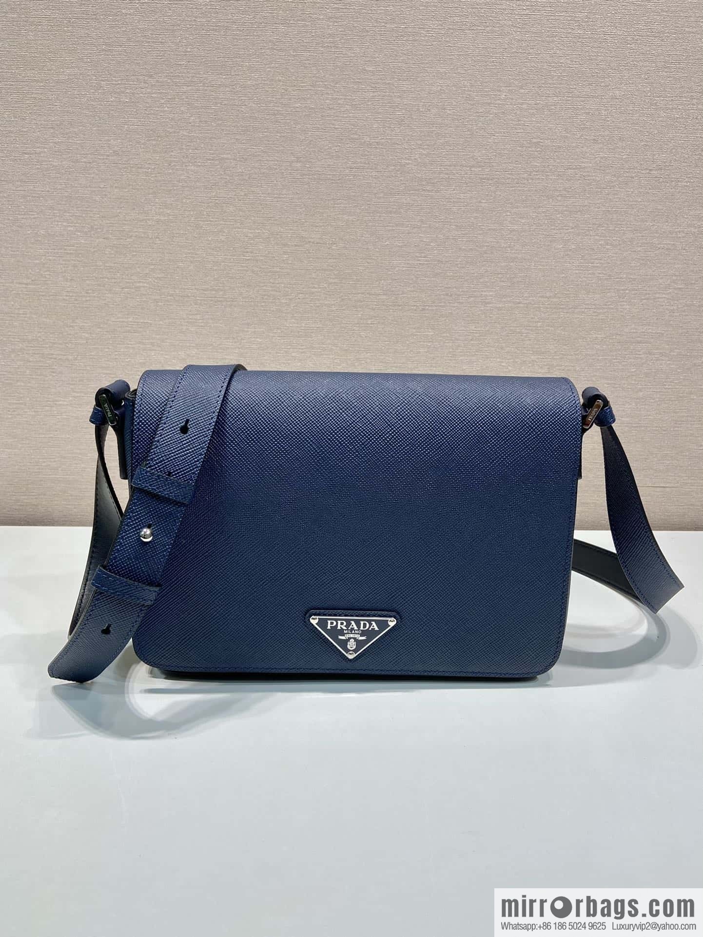 PRADA 🎉 new mailman bag 🎉 2VD049 large new color