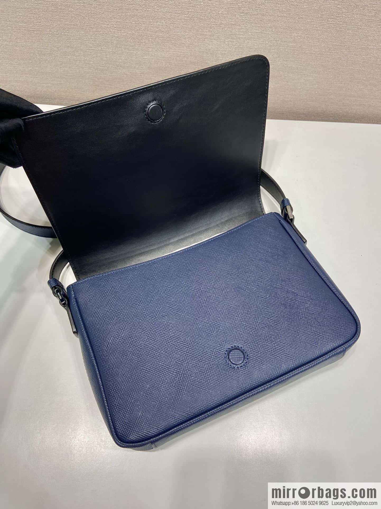 PRADA 🎉 new mailman bag 🎉 2VD049 large new color