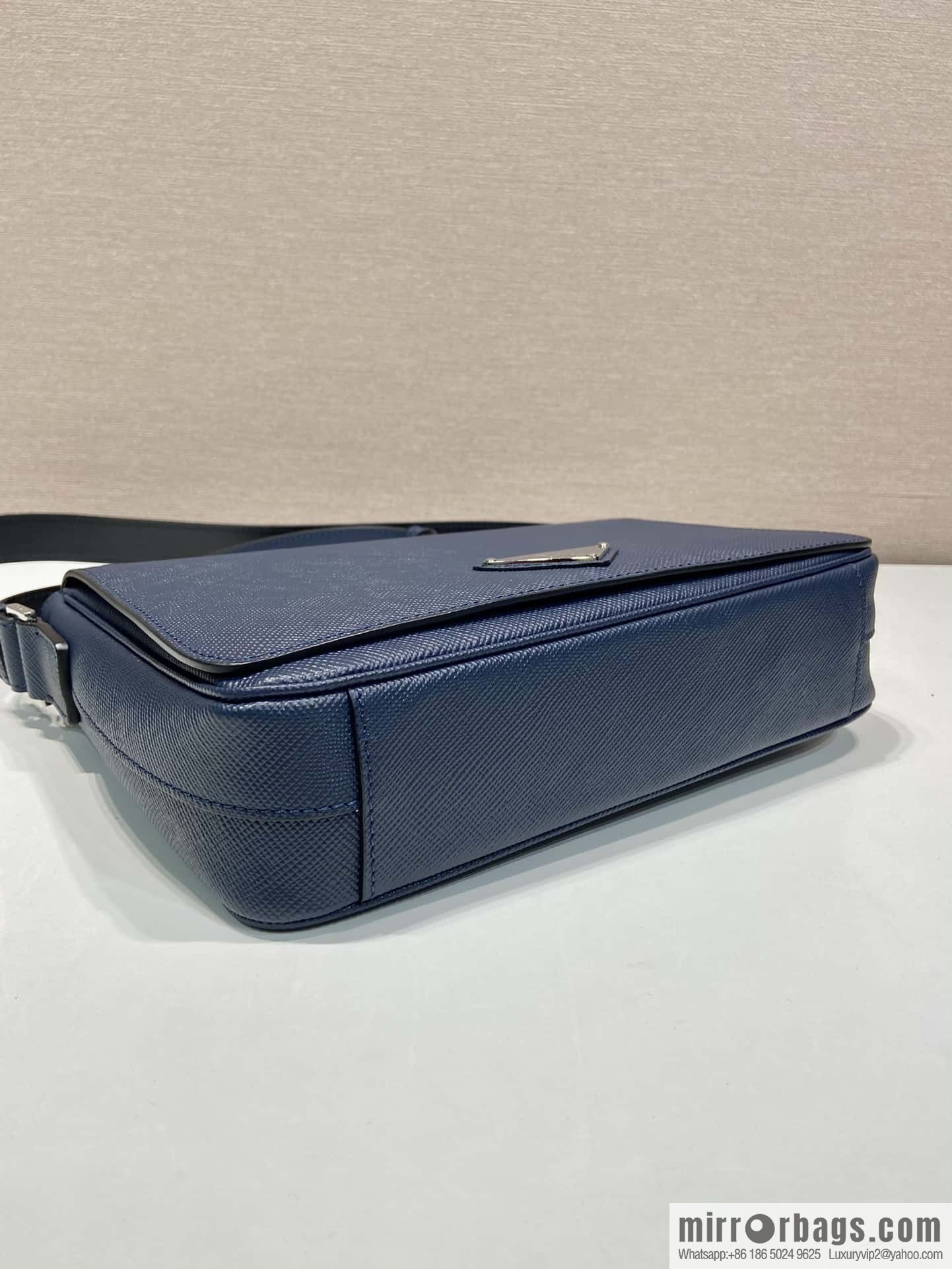 PRADA 🎉 new mailman bag 🎉 2VD049 large new color