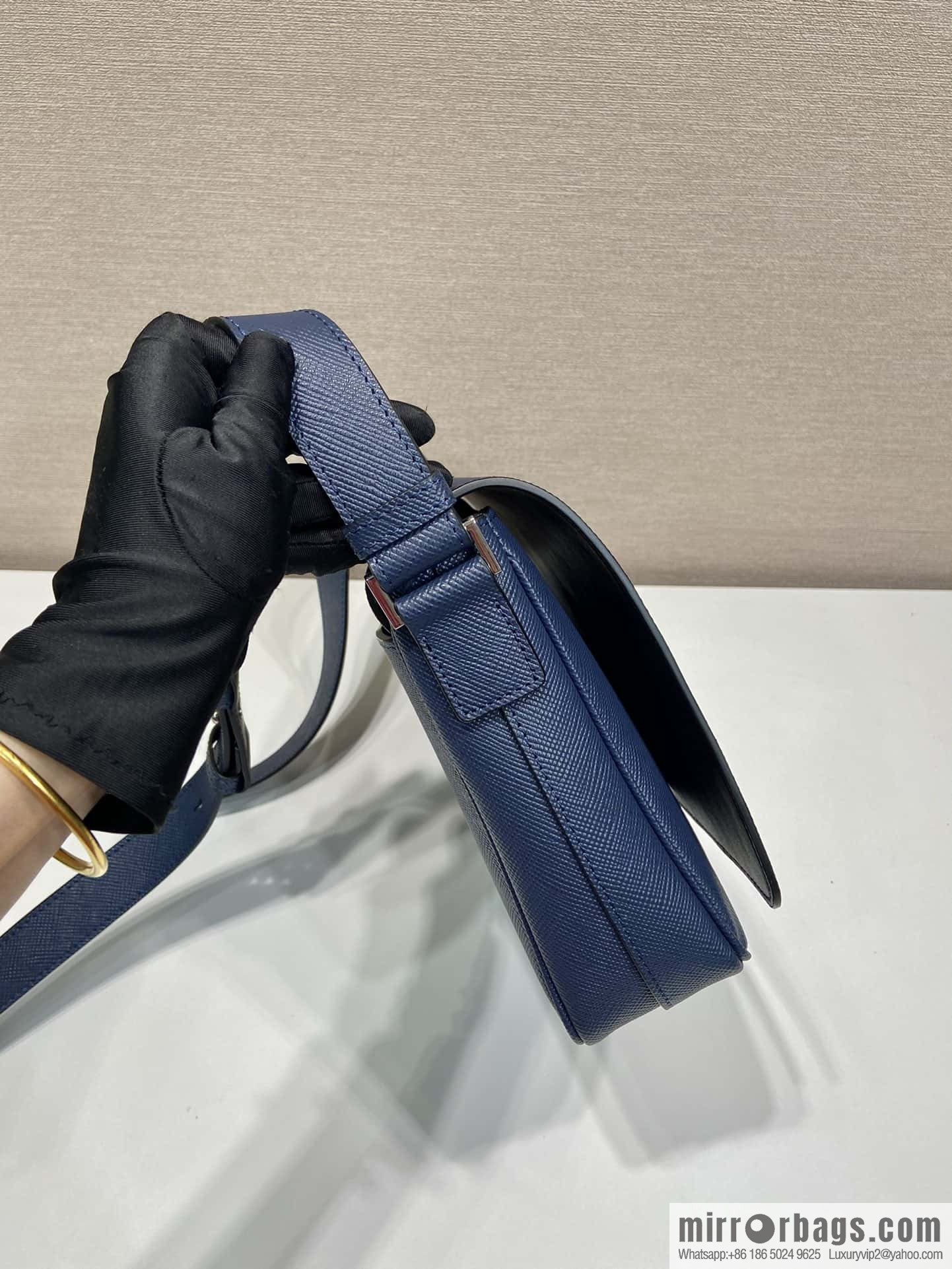 PRADA 🎉 new mailman bag 🎉 2VD049 large new color