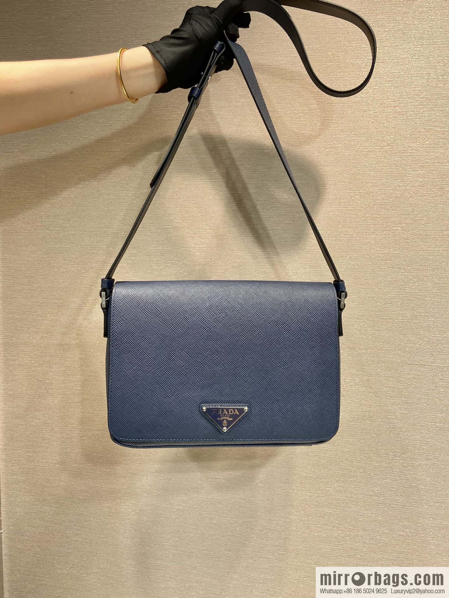 PRADA 🎉 new mailman bag 🎉 2VD049 large new color