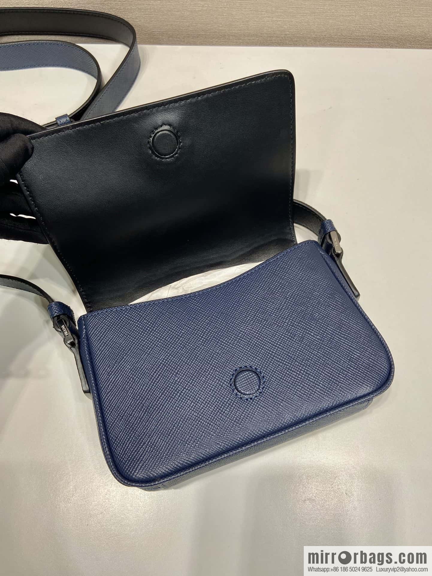 PRADA 🎉 new 🎉 2VD065 shoulder bag new color