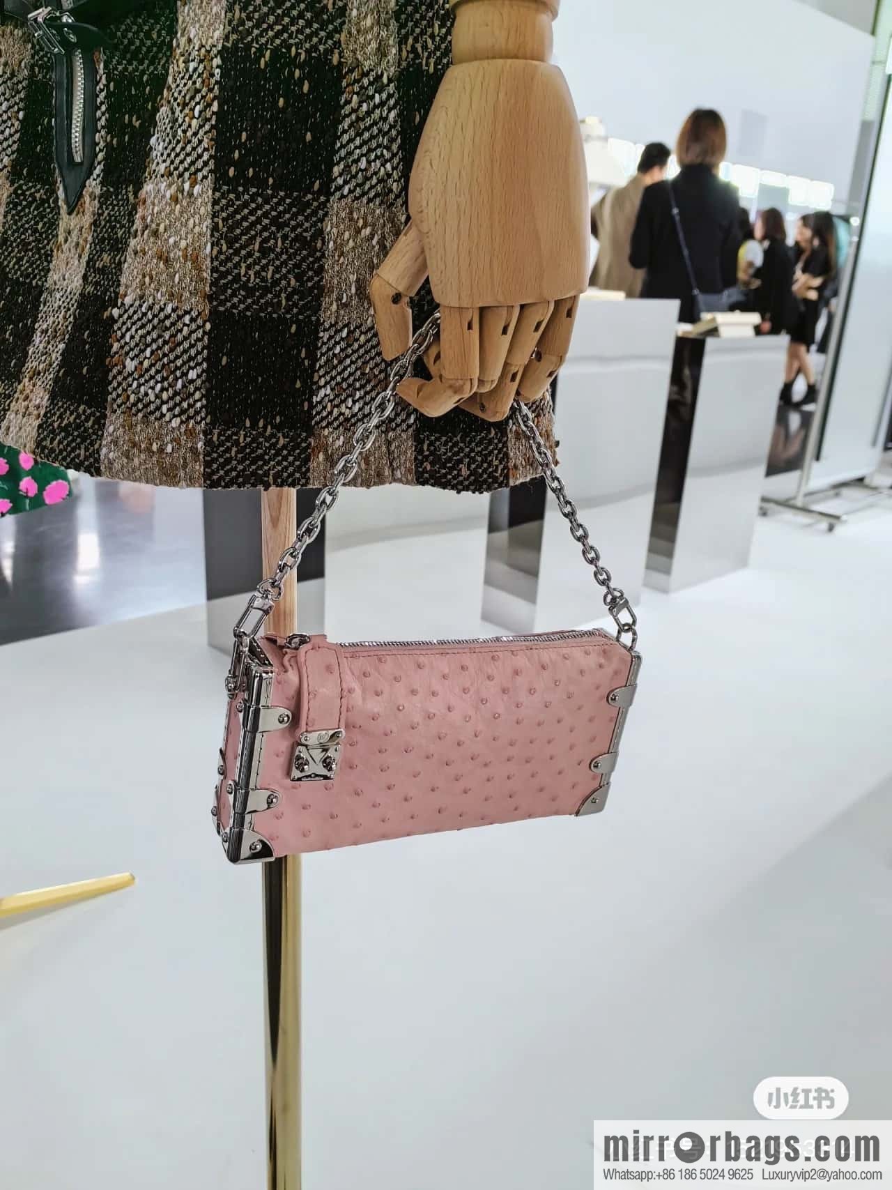 [Boutique‑grade] M25445 pink ostrich pattern full leather, soft box series SLIM TRUNK handbag