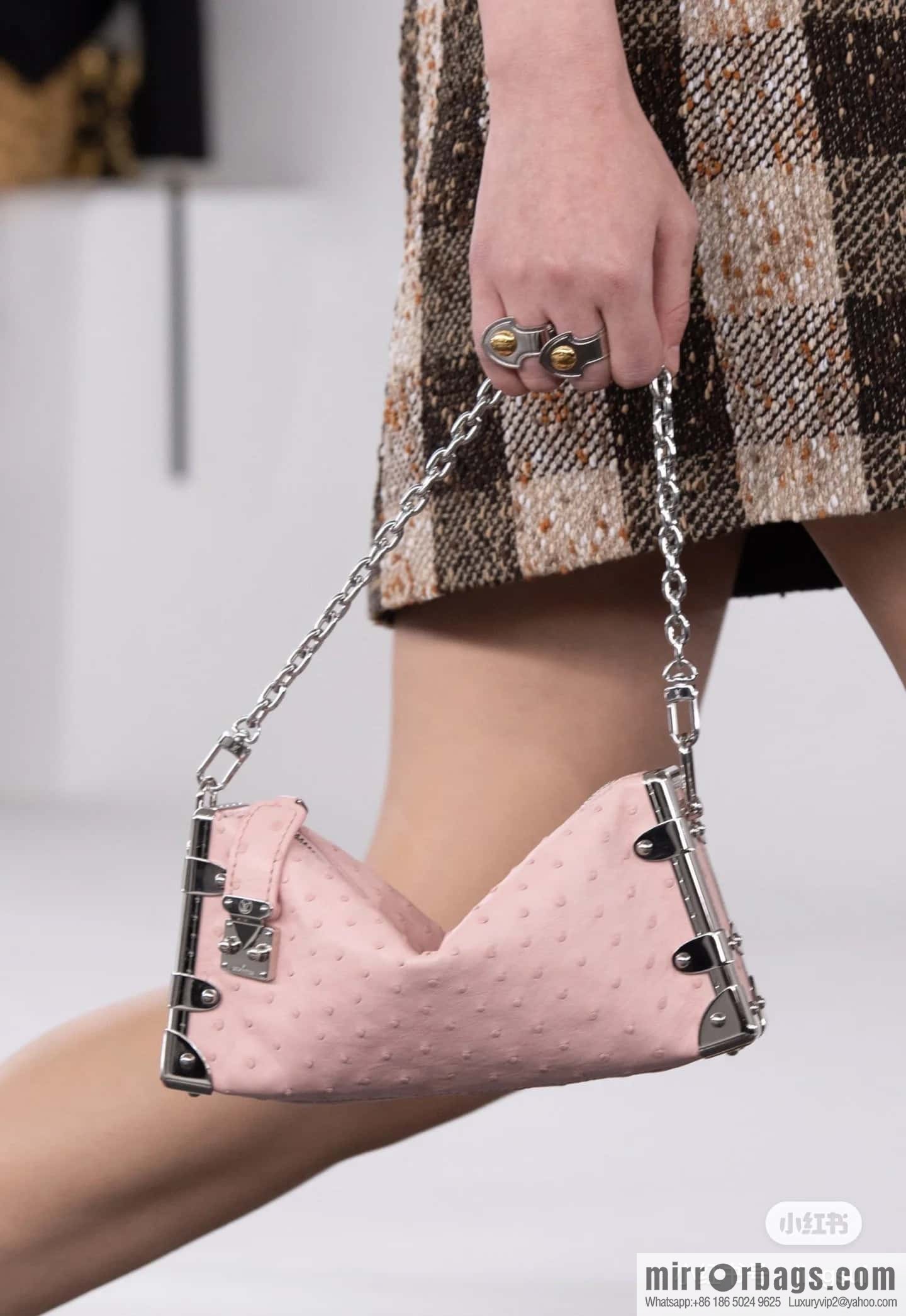 [Boutique‑grade] M25445 pink ostrich pattern full leather, soft box series SLIM TRUNK handbag