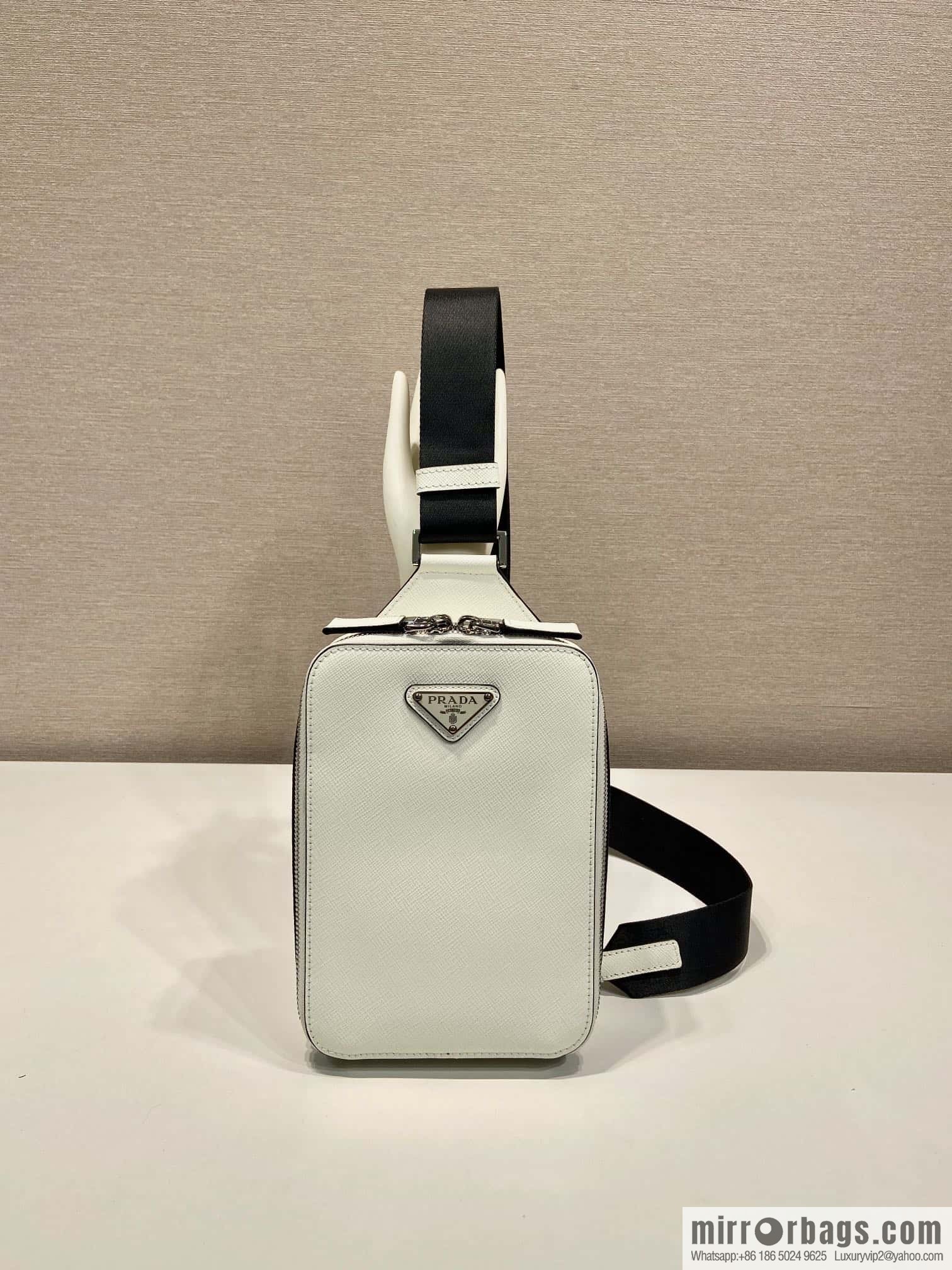 PRADA 🎉 new breast bag 🎉 2VZ106 breast bag new color