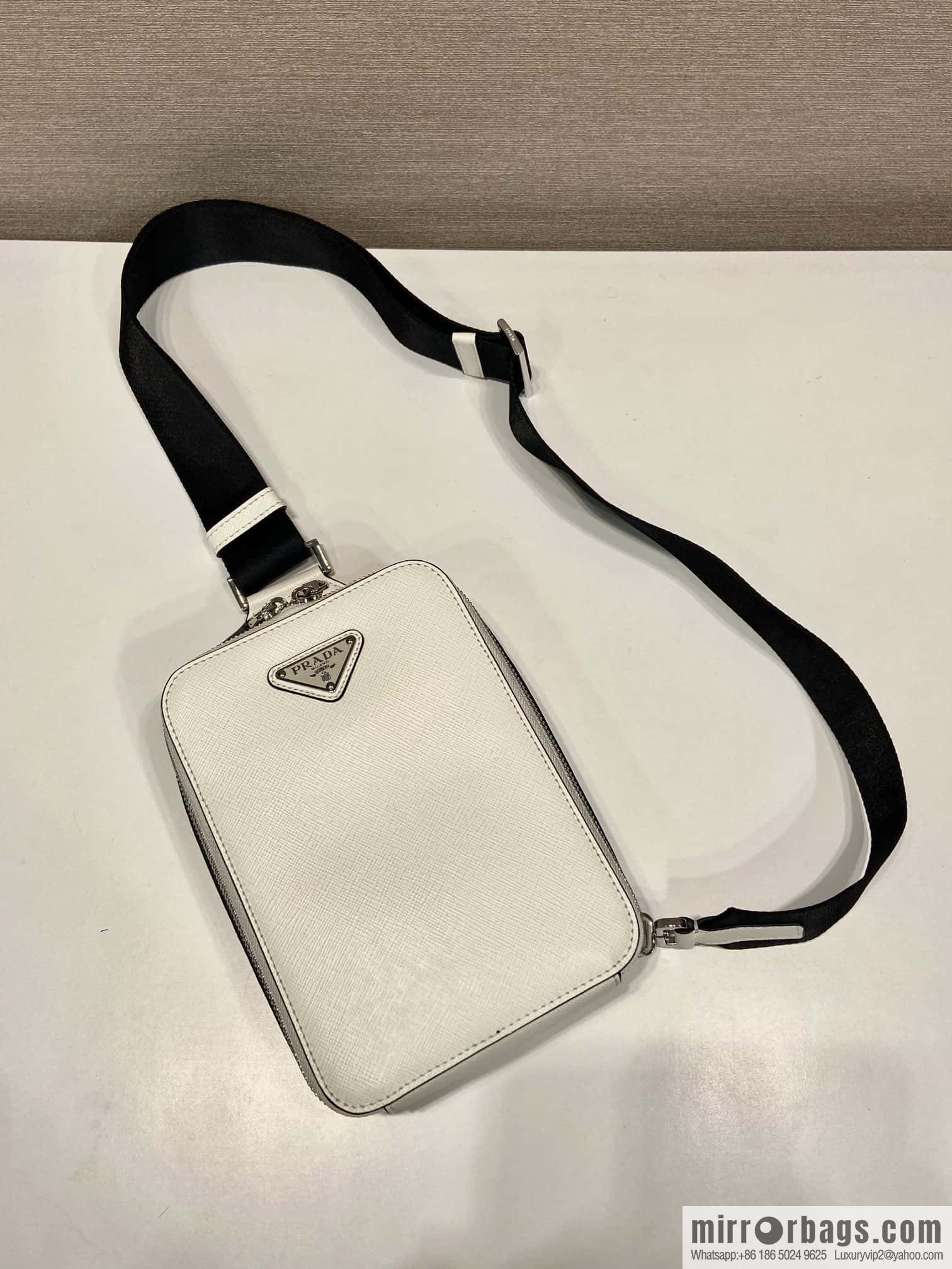PRADA 🎉 new breast bag 🎉 2VZ106 breast bag new color