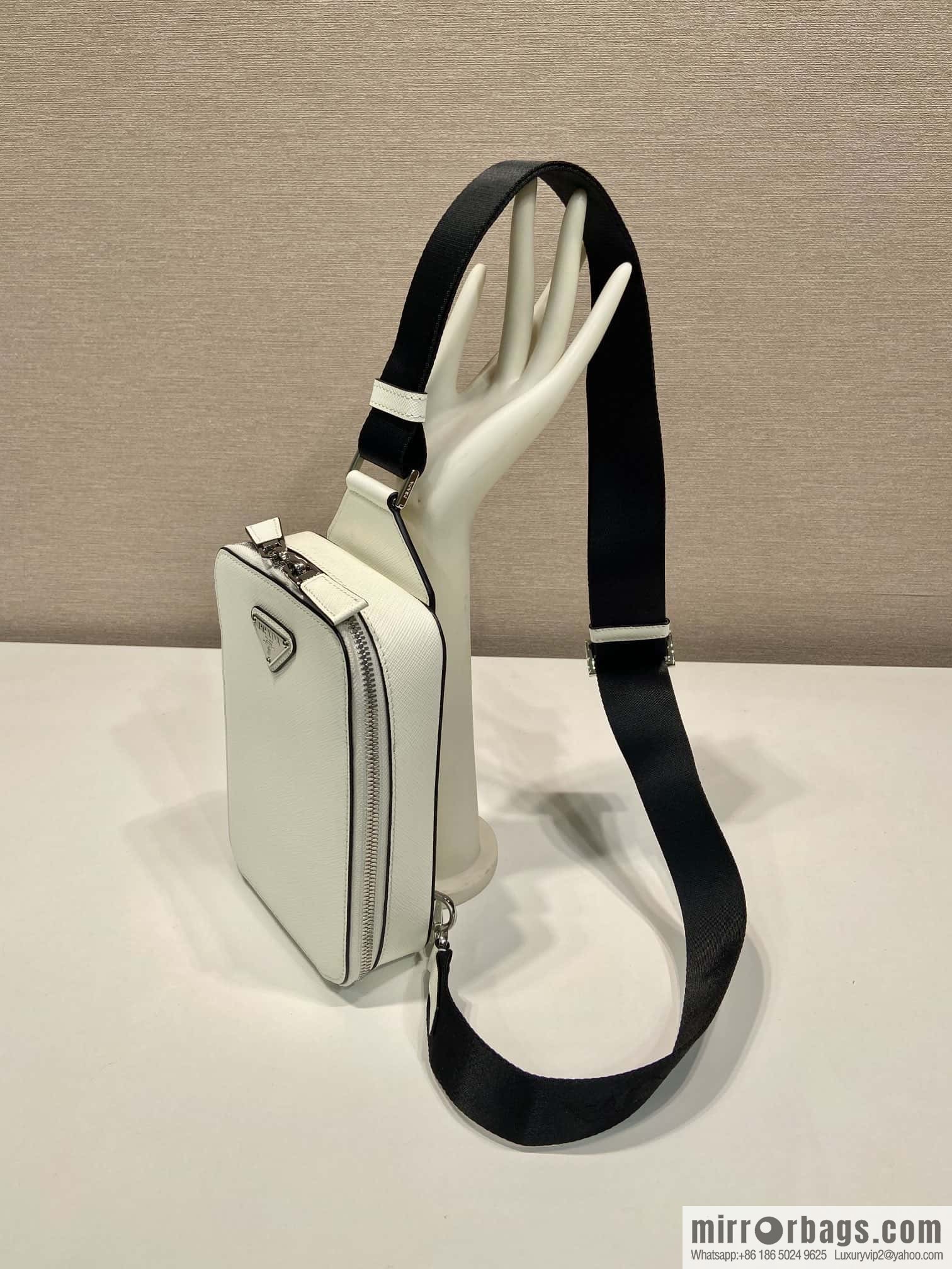 PRADA 🎉 new breast bag 🎉 2VZ106 breast bag new color