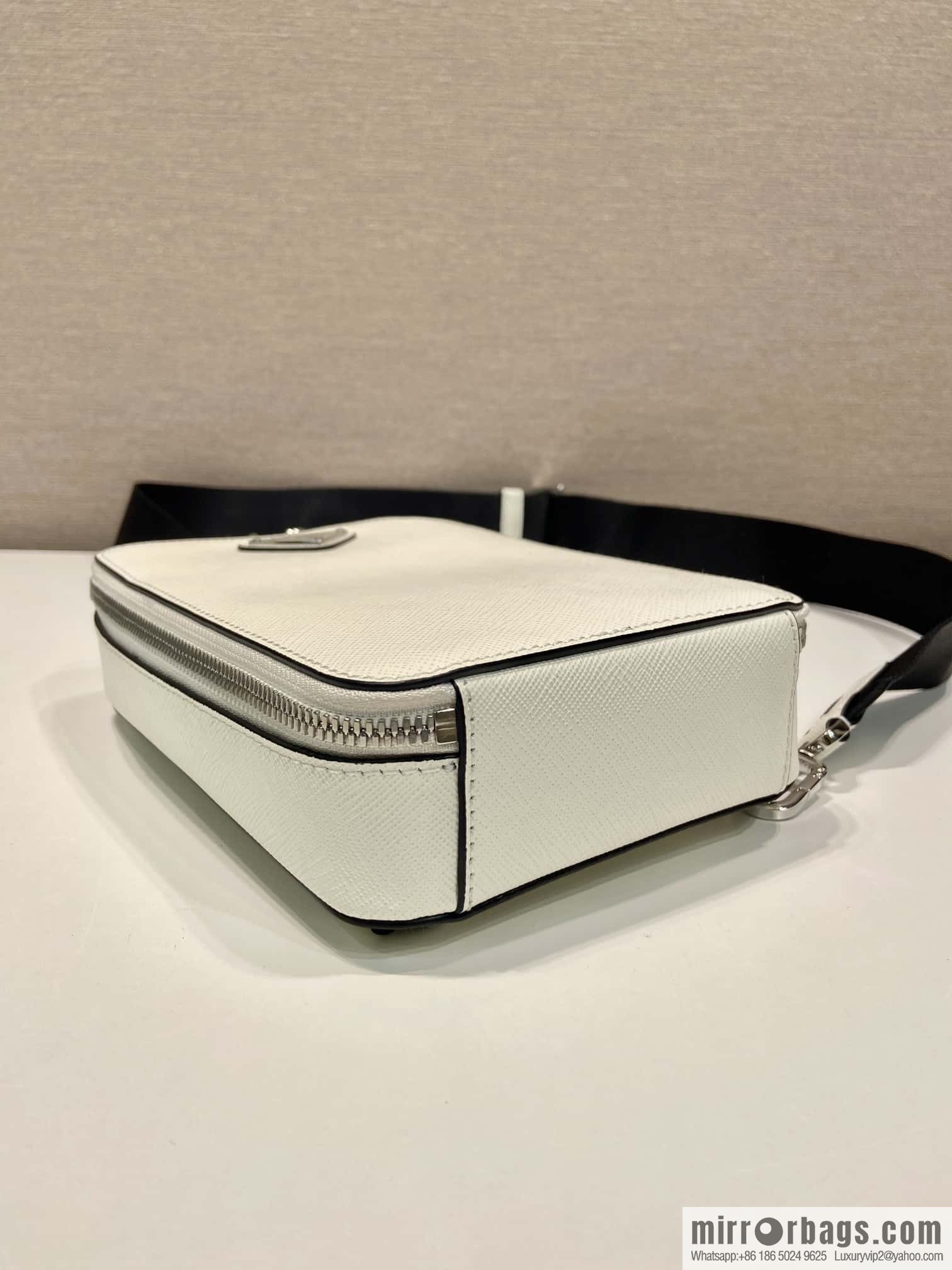 PRADA 🎉 new breast bag 🎉 2VZ106 breast bag new color