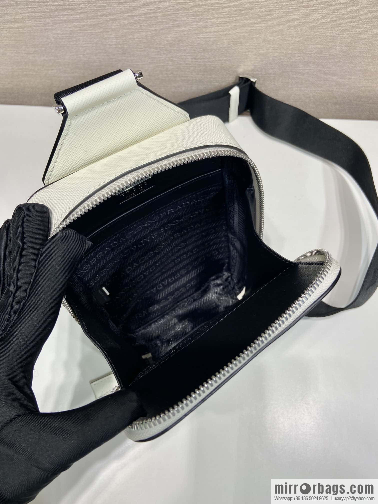 PRADA 🎉 new breast bag 🎉 2VZ106 breast bag new color