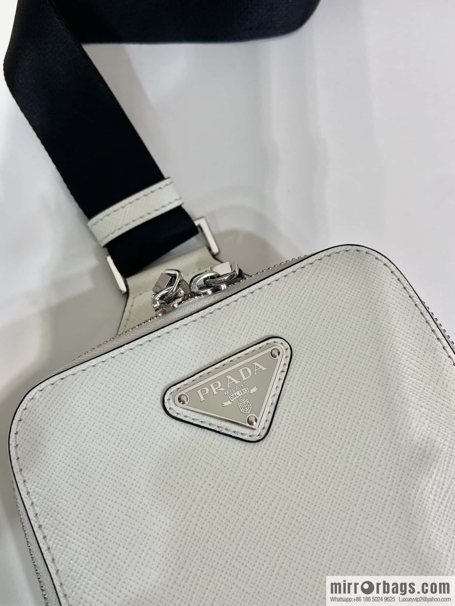 PRADA 🎉 new breast bag 🎉 2VZ106 breast bag new color