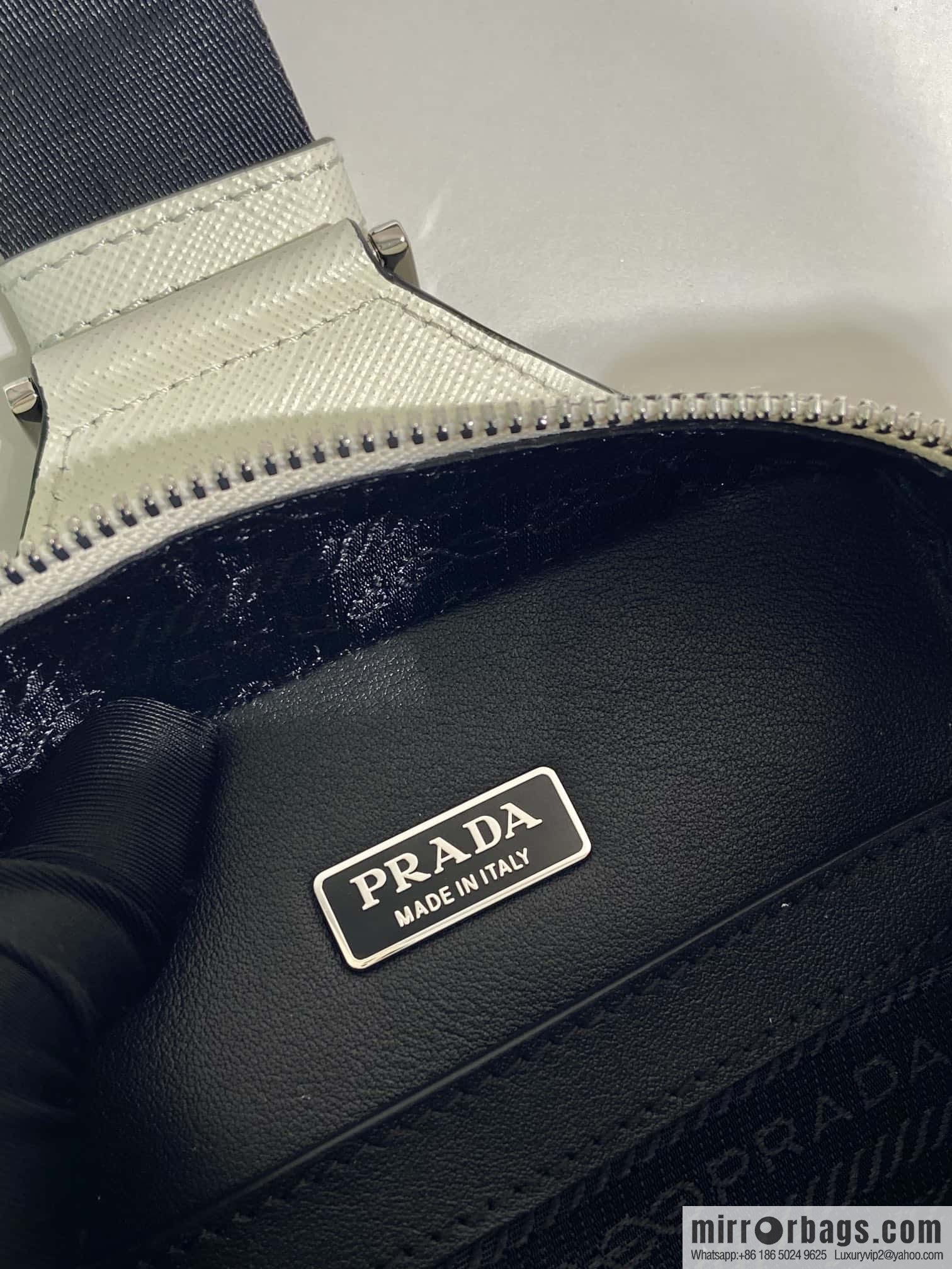 PRADA 🎉 new breast bag 🎉 2VZ106 breast bag new color