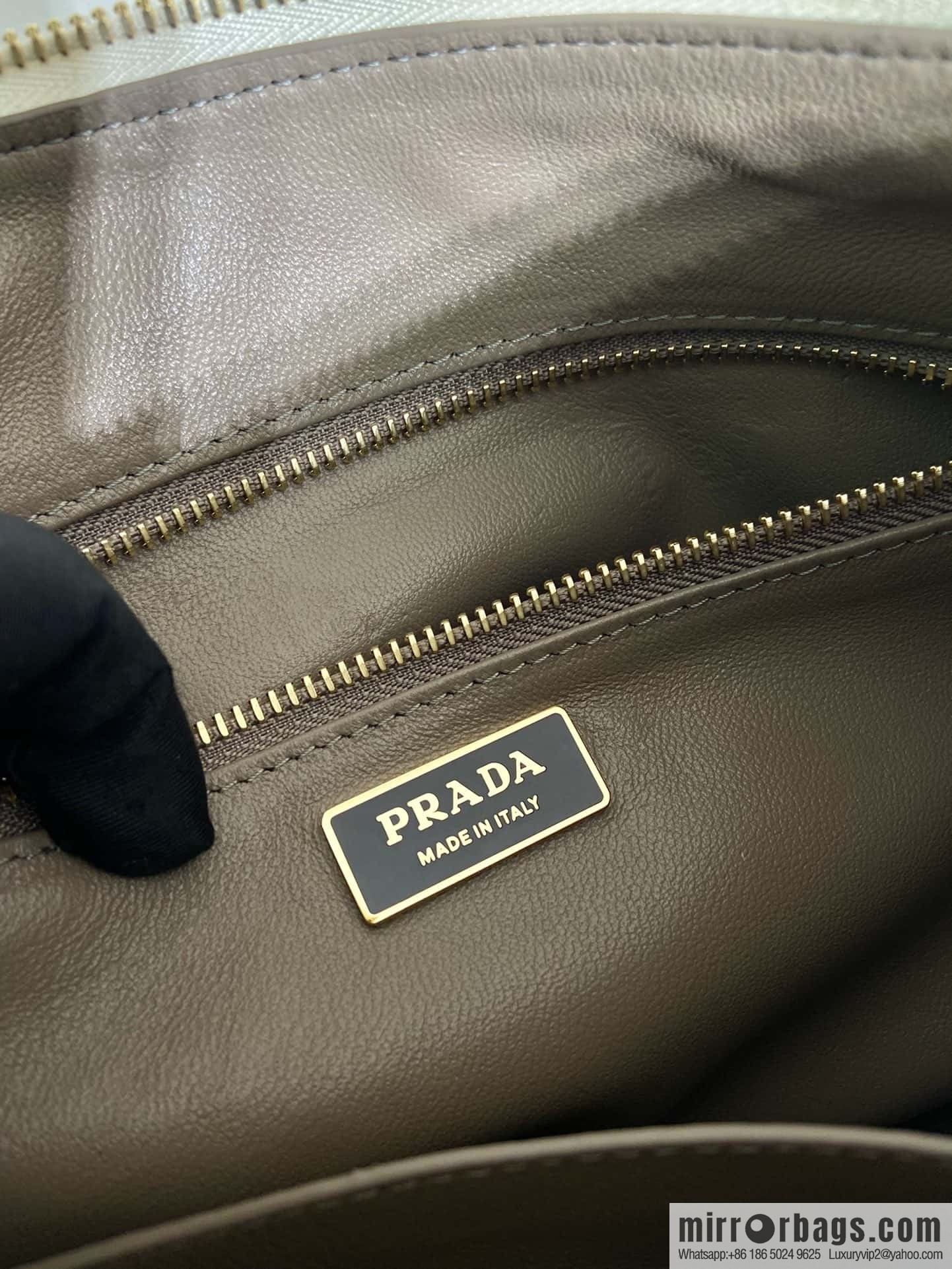 PRADA 🎉 new Aimee armpit bag 🎉 1BC228 🎉 white