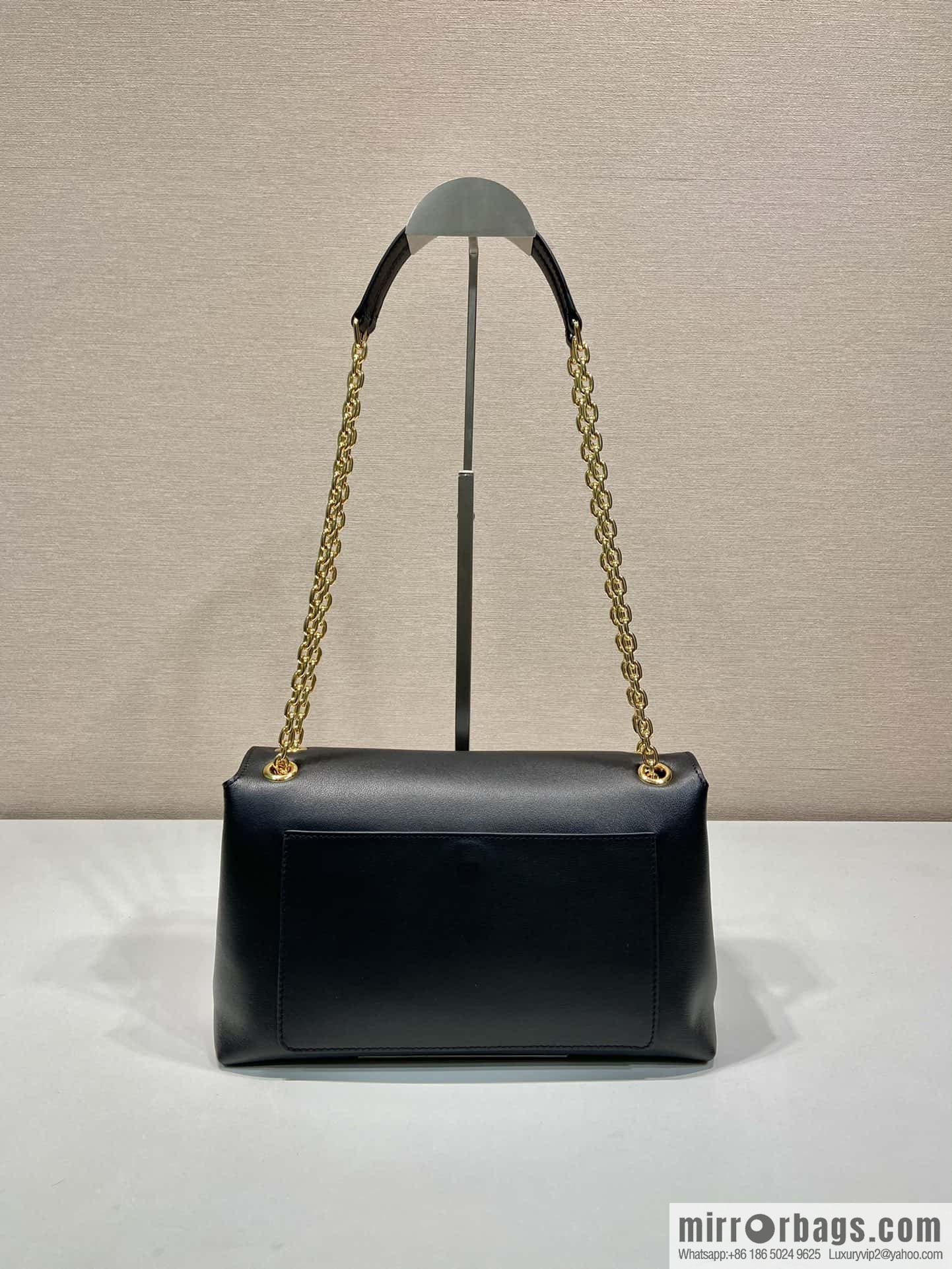PRADA 🎉 new small 🎉 1BD371 women's 🎉 black
