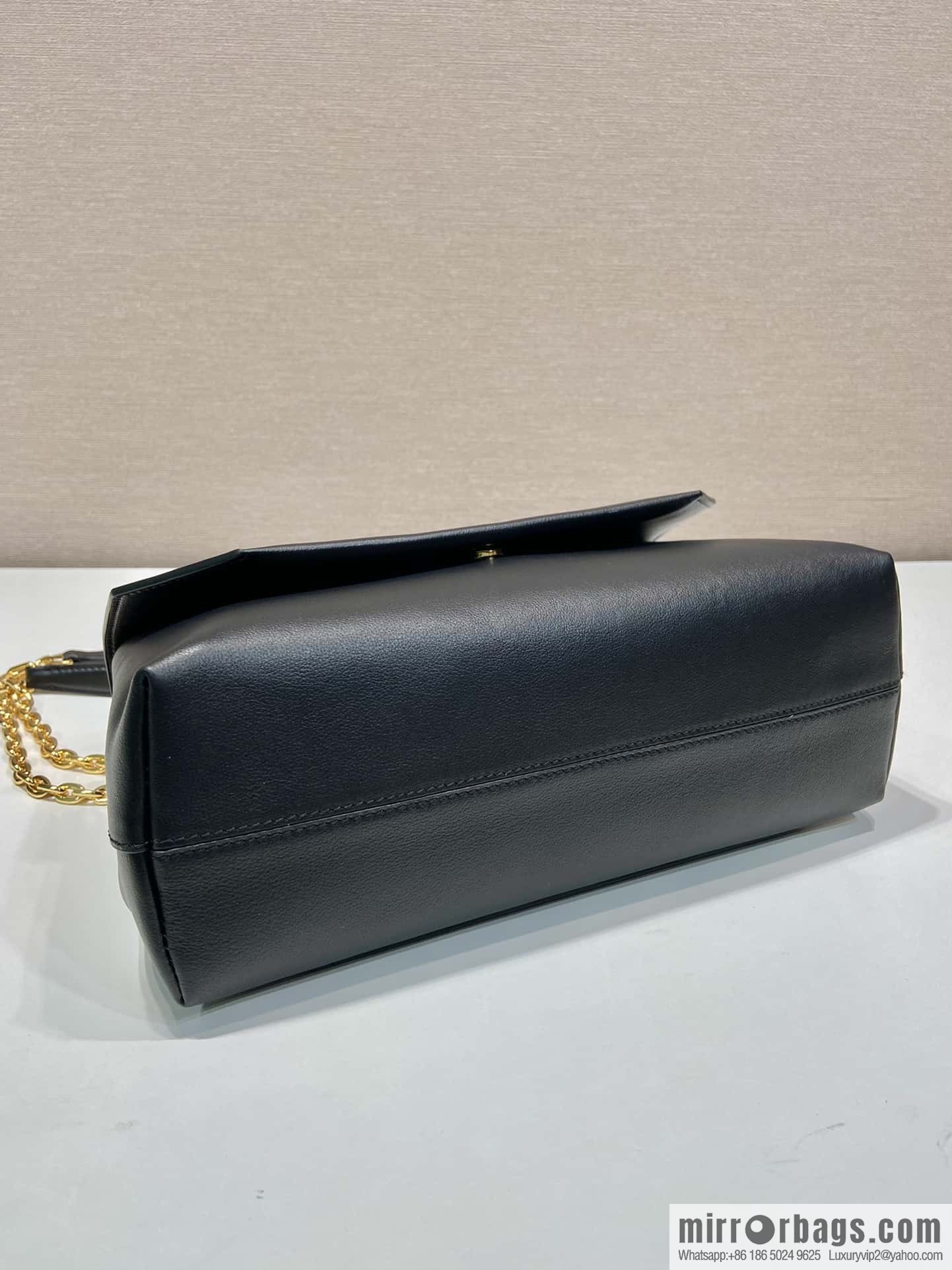 PRADA 🎉 new small 🎉 1BD371 women's 🎉 black