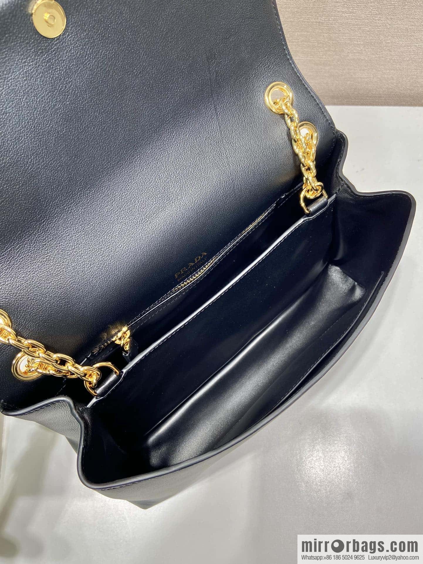 PRADA 🎉 new small 🎉 1BD371 women's 🎉 black