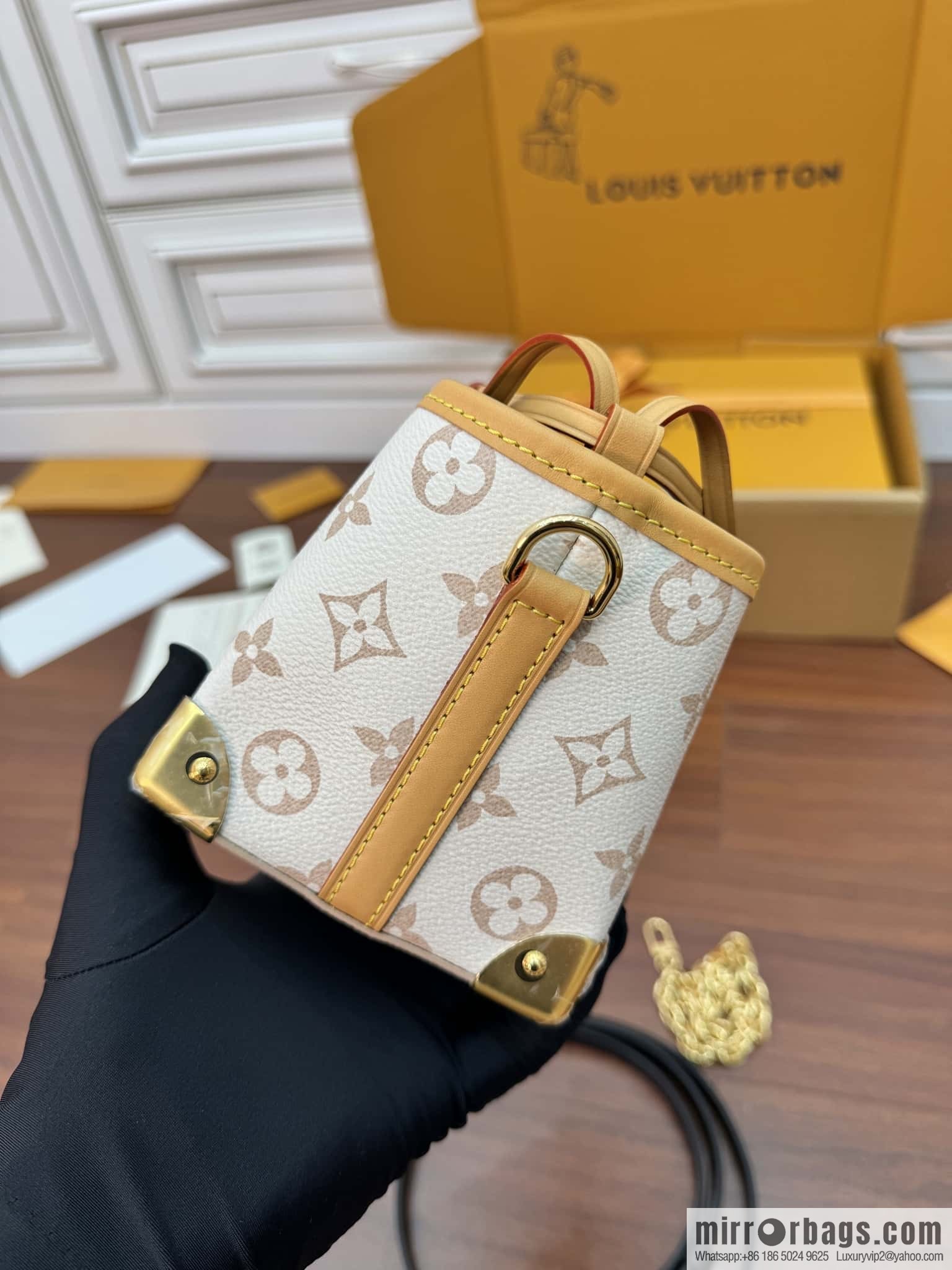 LV M83227 NO ÉPURSE LV CHARMS BAG