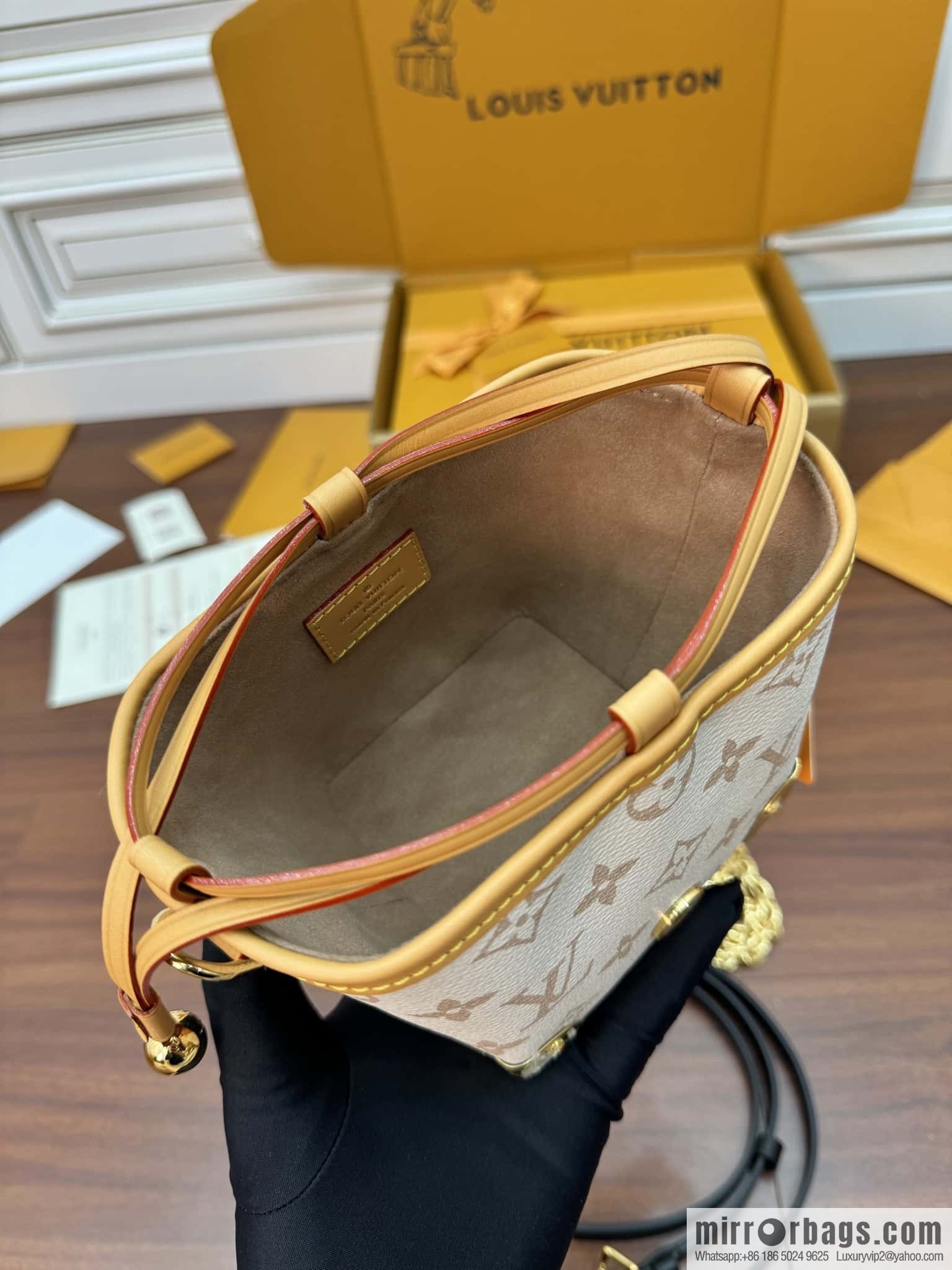 LV M83227 NO ÉPURSE LV CHARMS BAG