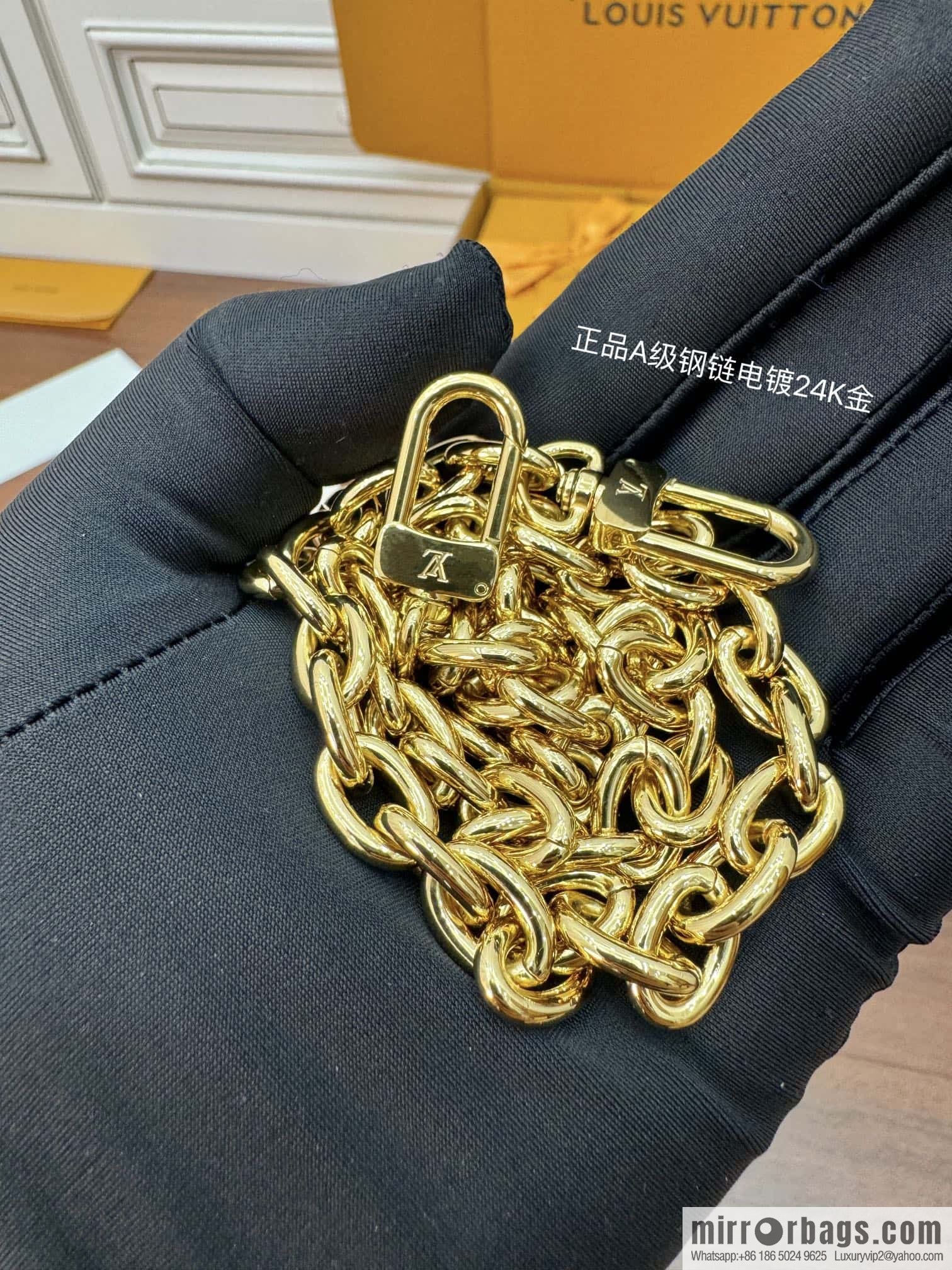 LV M83227 NO ÉPURSE LV CHARMS BAG