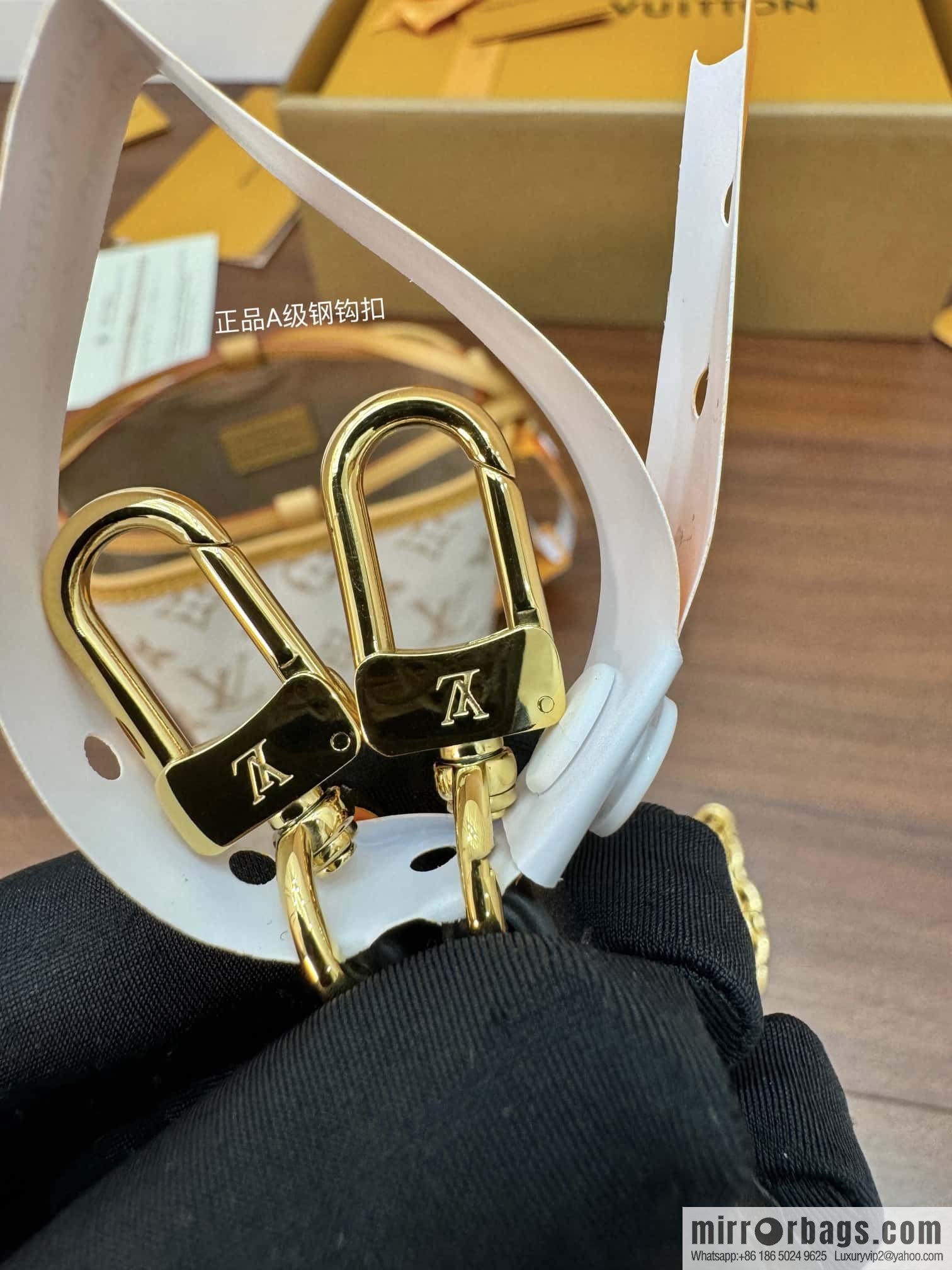 LV M83227 NO ÉPURSE LV CHARMS BAG