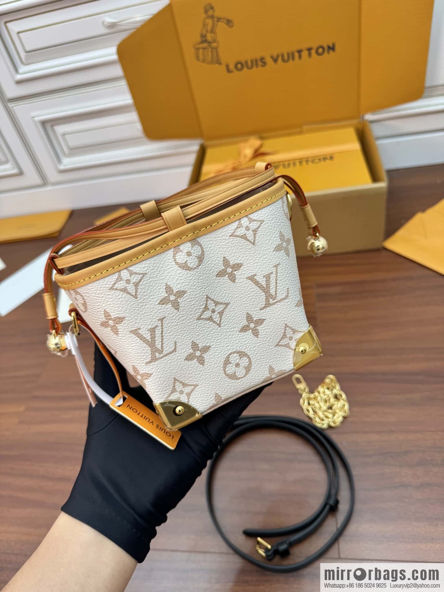 LV M83227 NO ÉPURSE LV CHARMS BAG