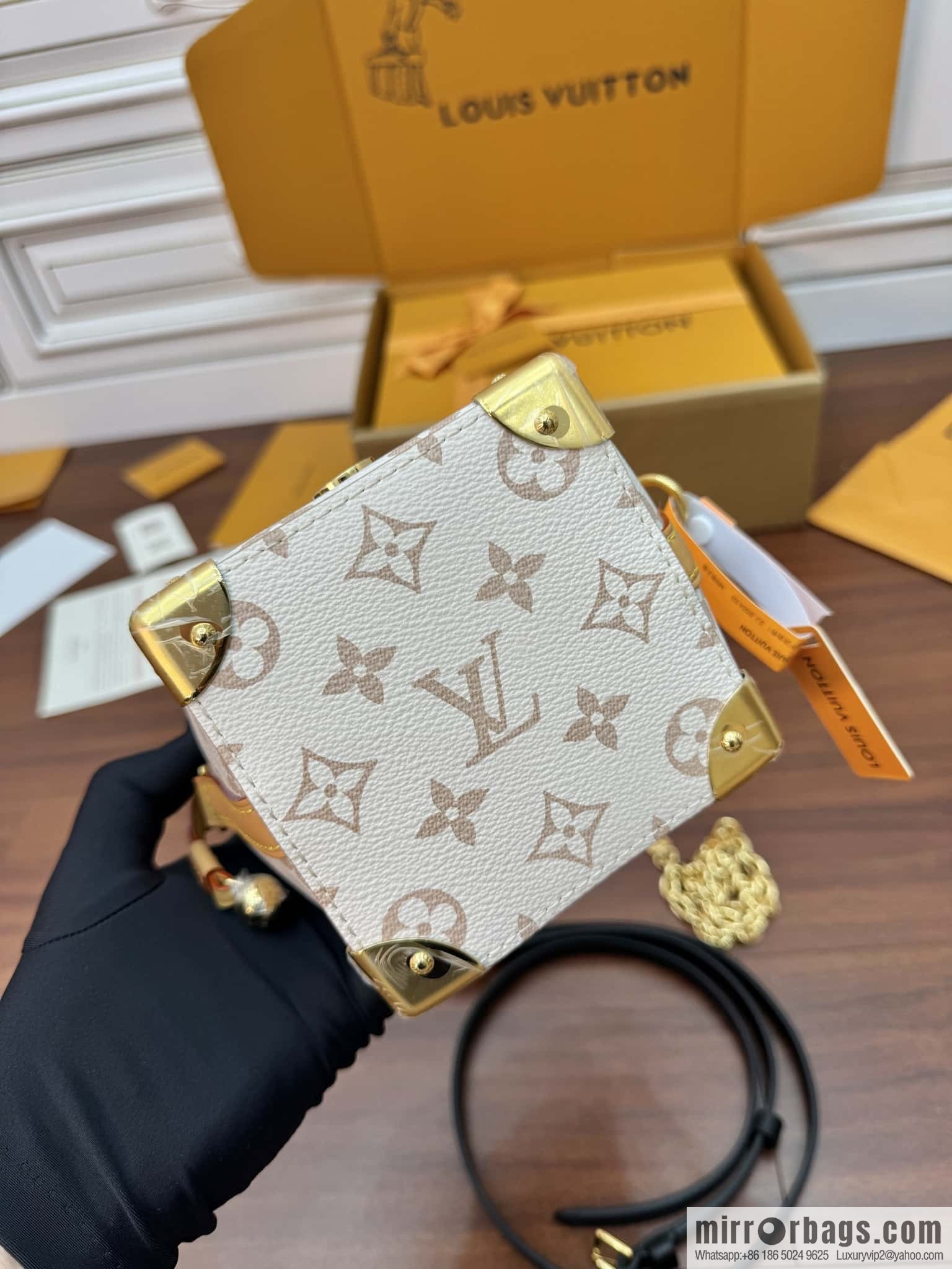 LV M83227 NO ÉPURSE LV CHARMS BAG
